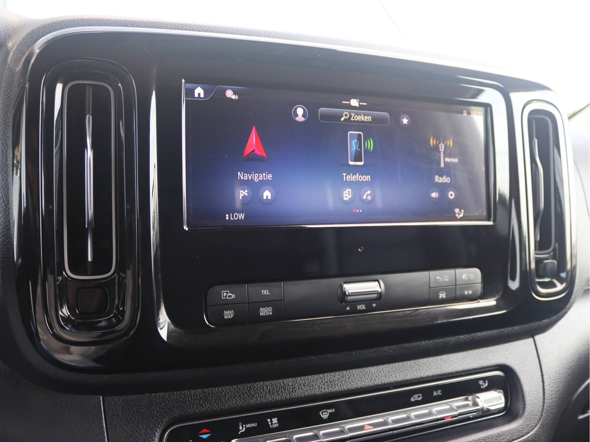 Mercedes-Benz-Vito-image-7