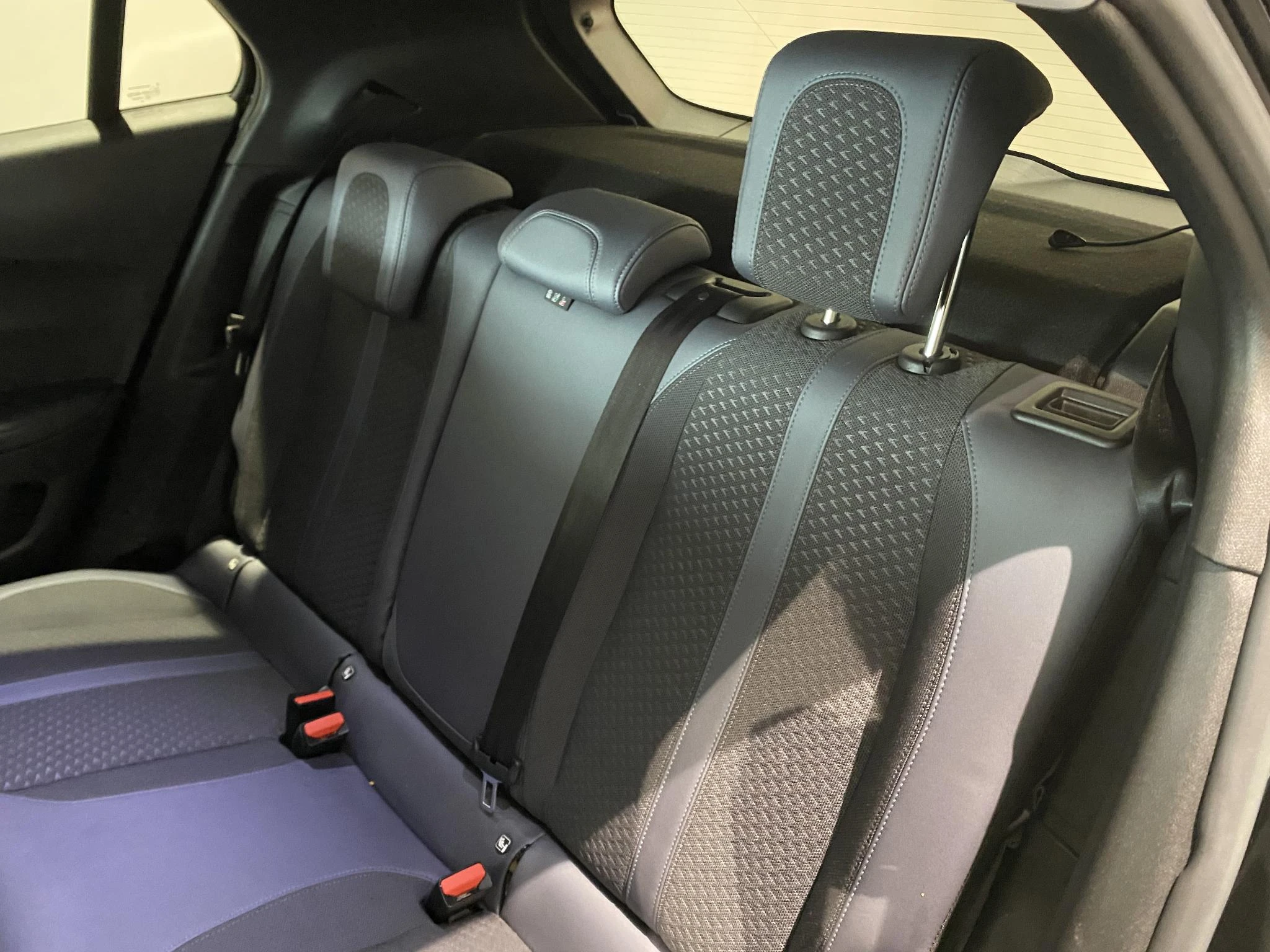 Peugeot-e-2008-image-10