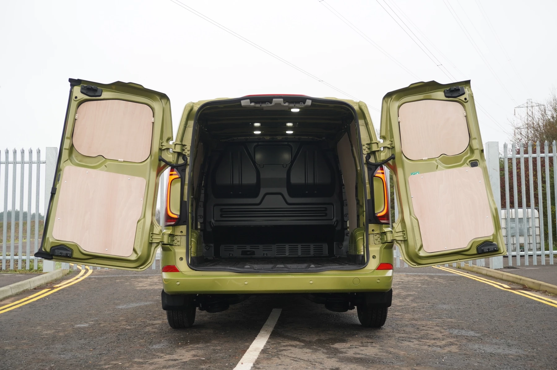 Volkswagen-Transporter-image-24