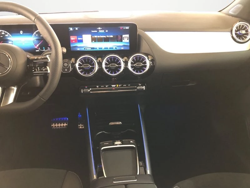 Mercedes-Benz-GLA 200 d-image-17