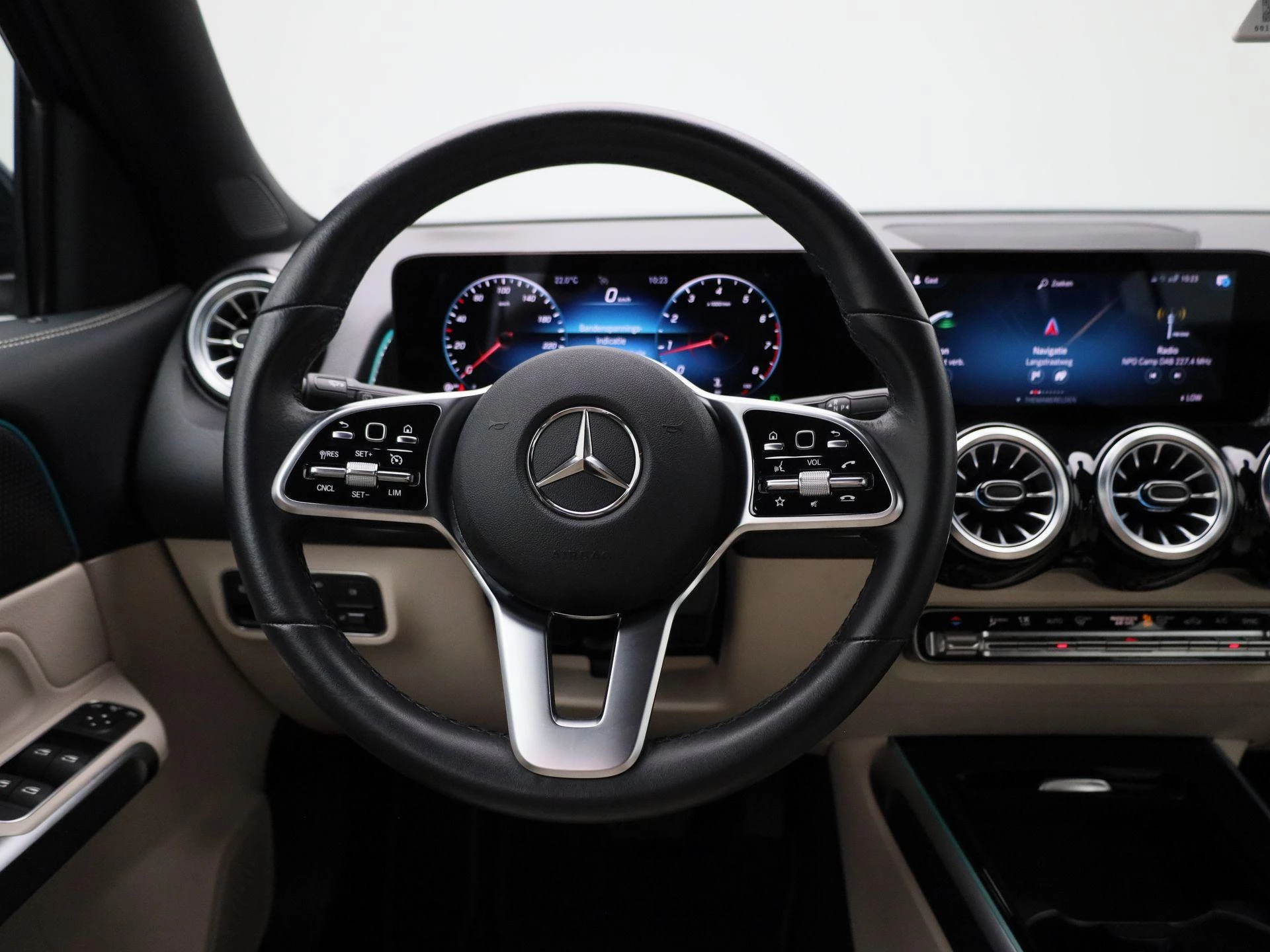 Mercedes-Benz GLB 200 LUXURY LINE + LEDER + PANO + 7-ZIT + CARPLAY +