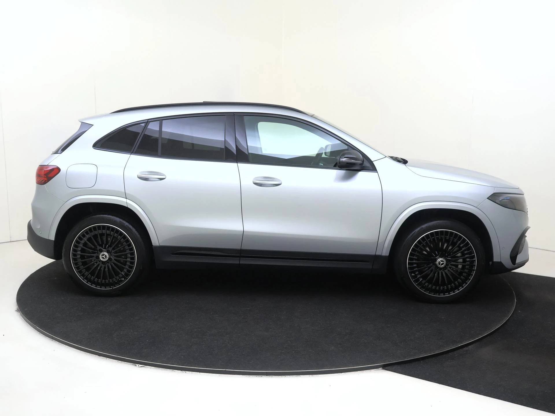 Mercedes-Benz-EQA-image-8