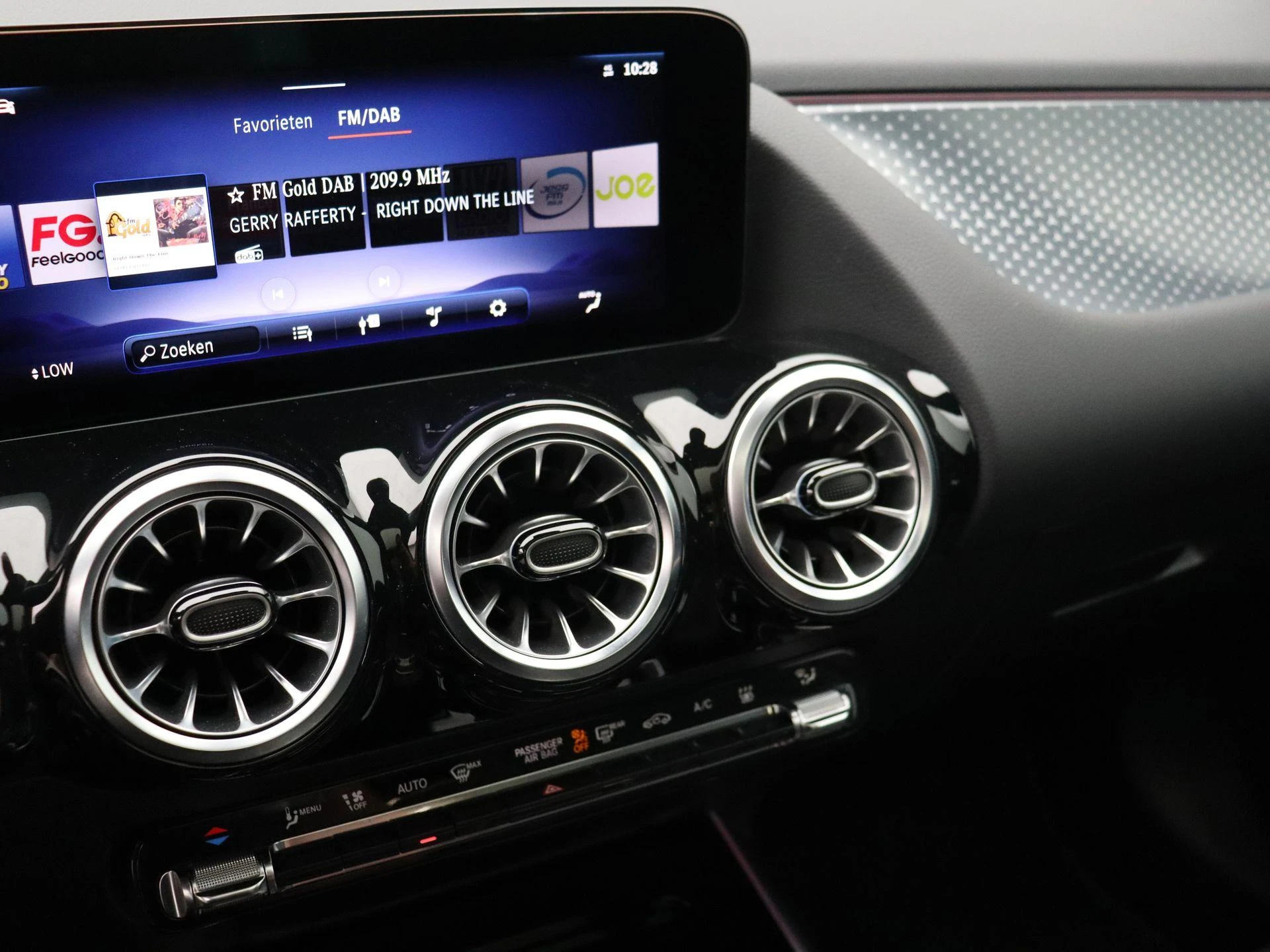 Mercedes-Benz EQA 250+ Business Line + PANO DAK + CARPLAY + CAMERA +