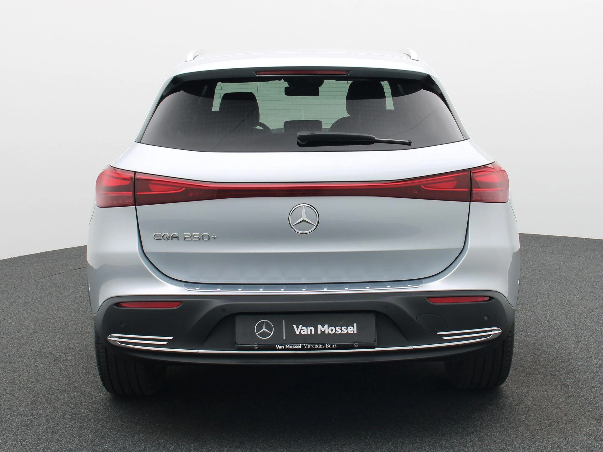 Mercedes-Benz-EQA-image-4