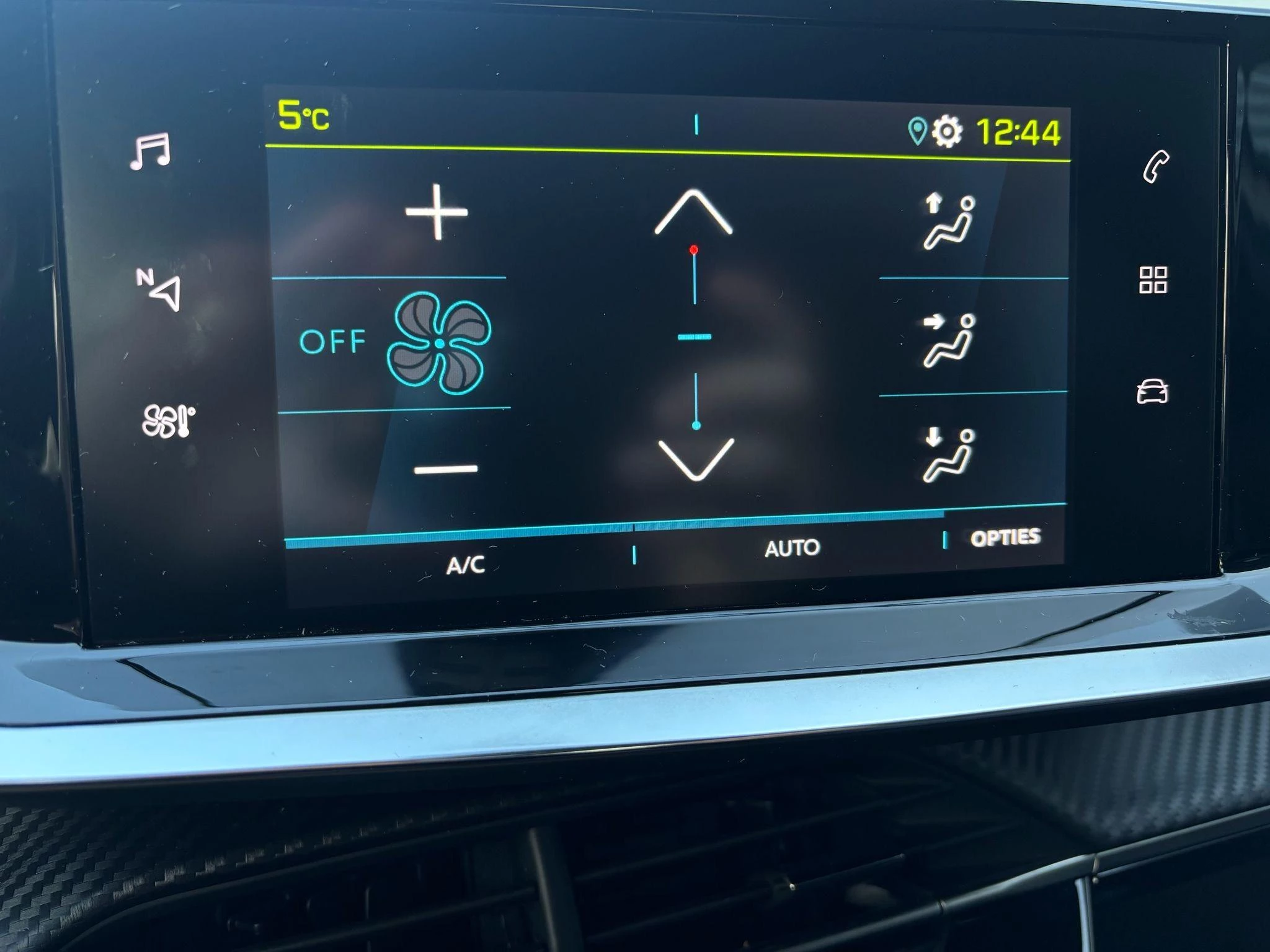 Peugeot-e-208-image-18