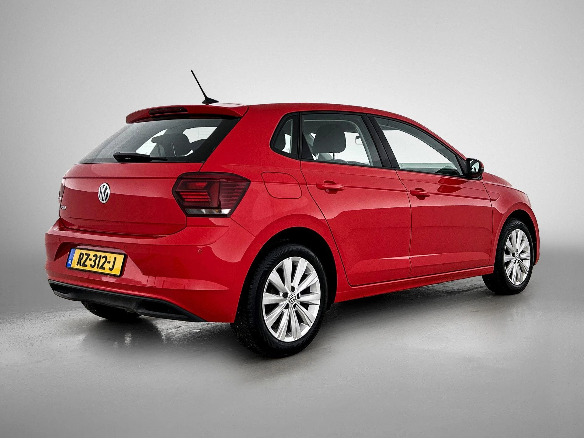 Volkswagen-Polo-image-5