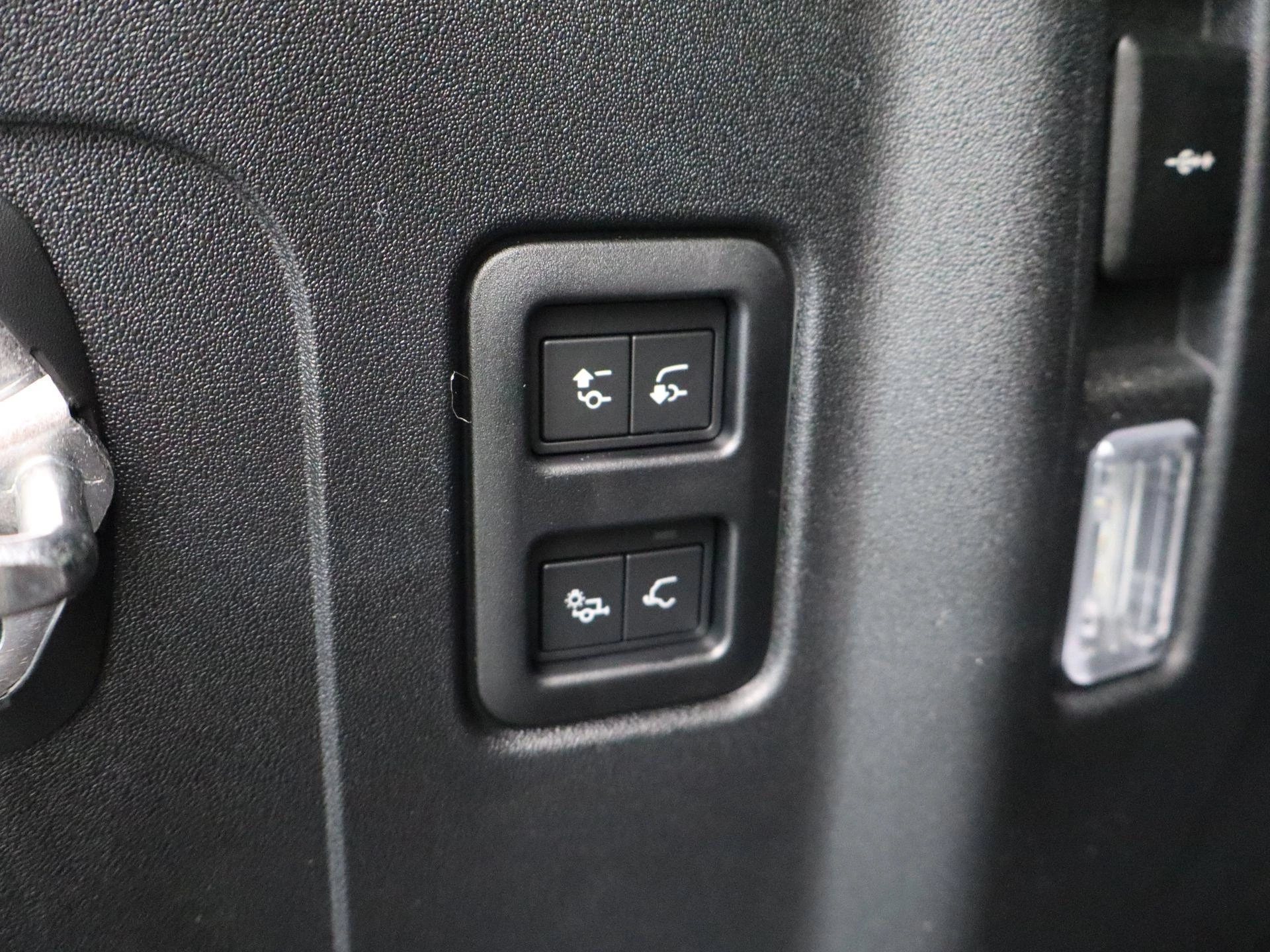 Land Rover-Defender-image-31