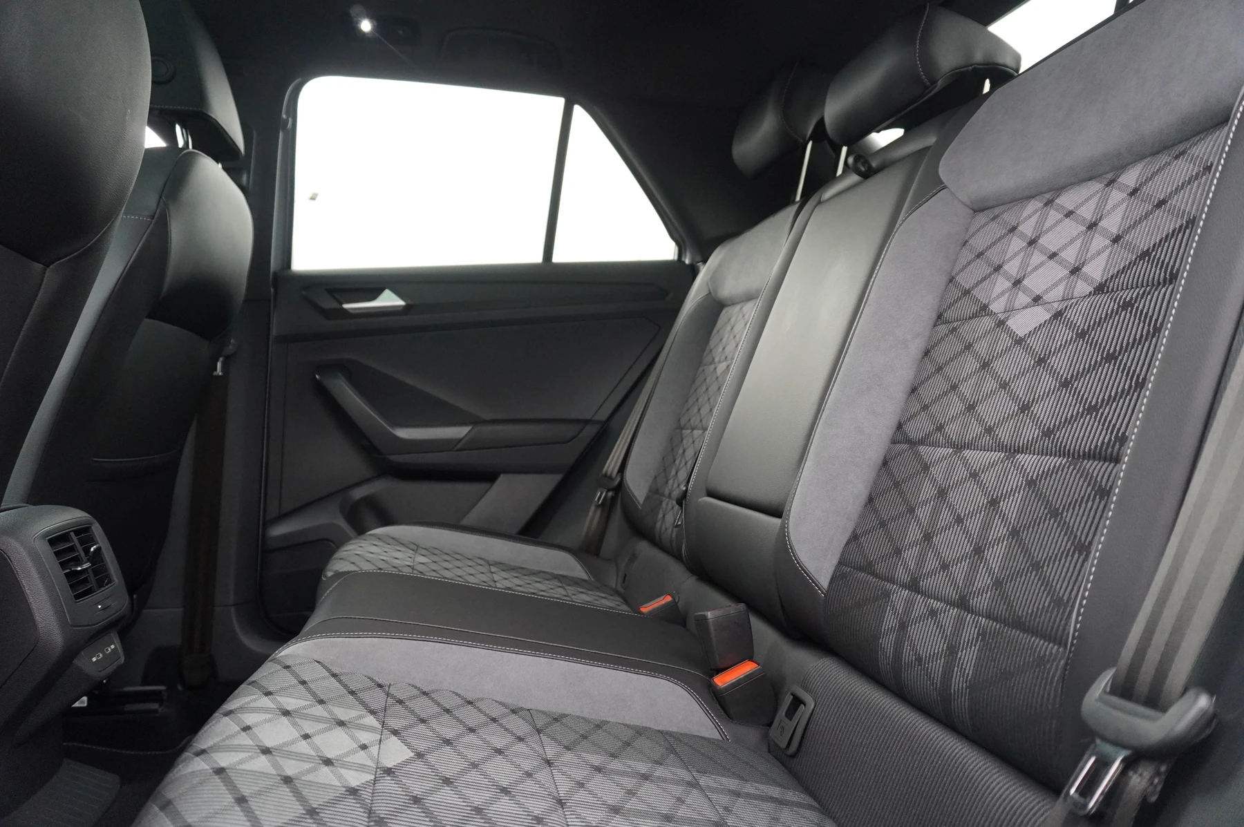 Volkswagen-T-Roc-image-10