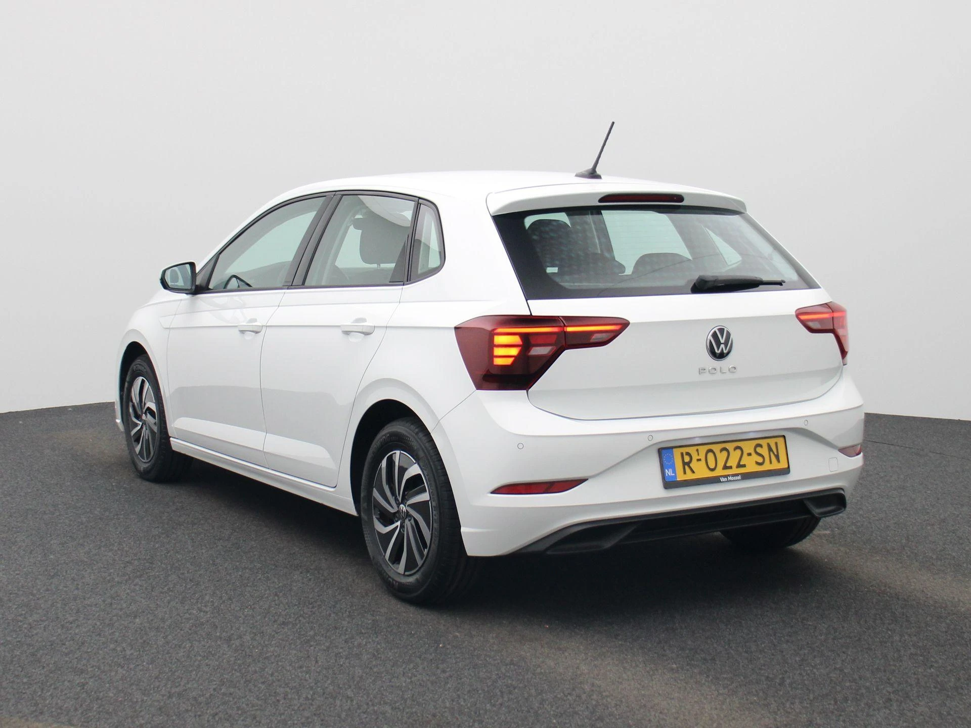 Volkswagen-Polo-image-3