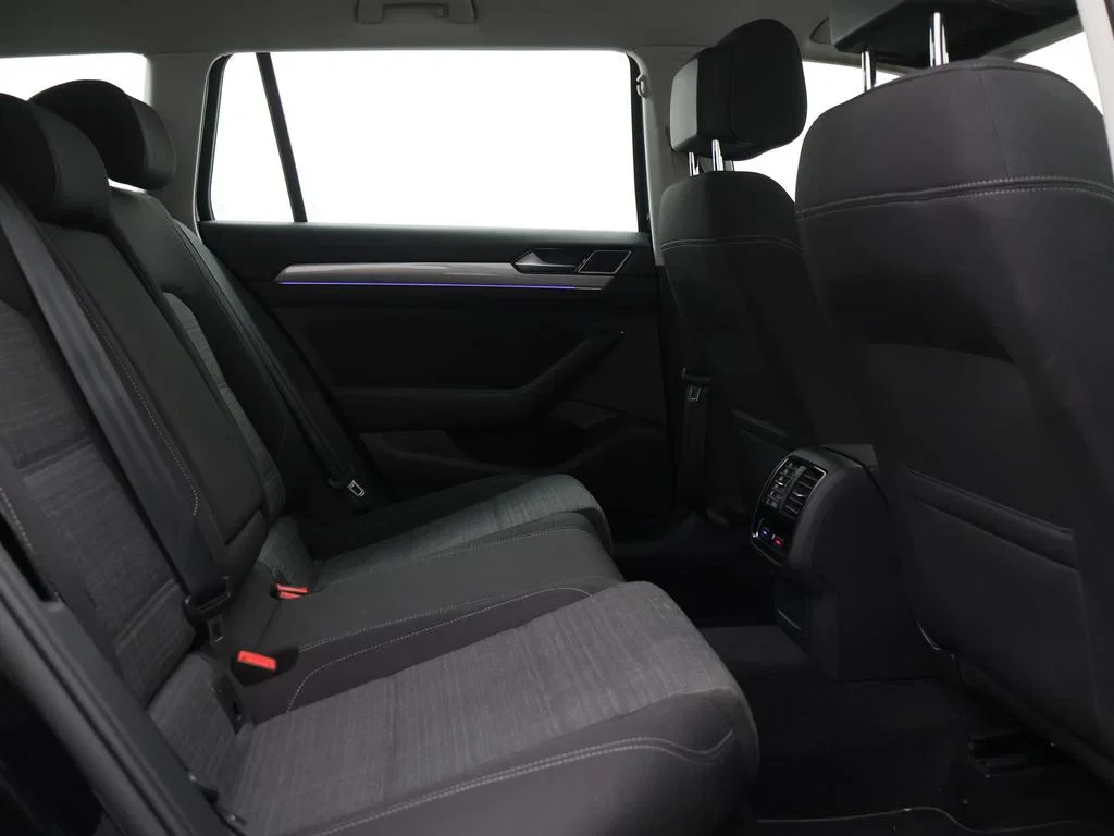 Volkswagen-Passat-image-11