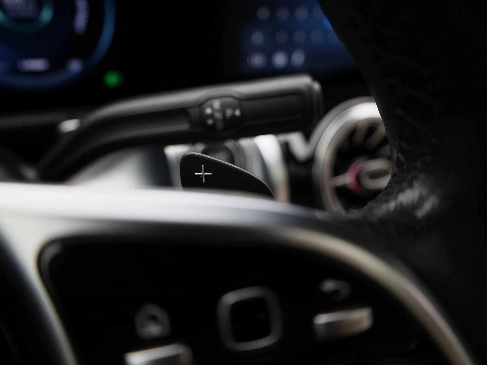 Mercedes-Benz-EQB-image-20