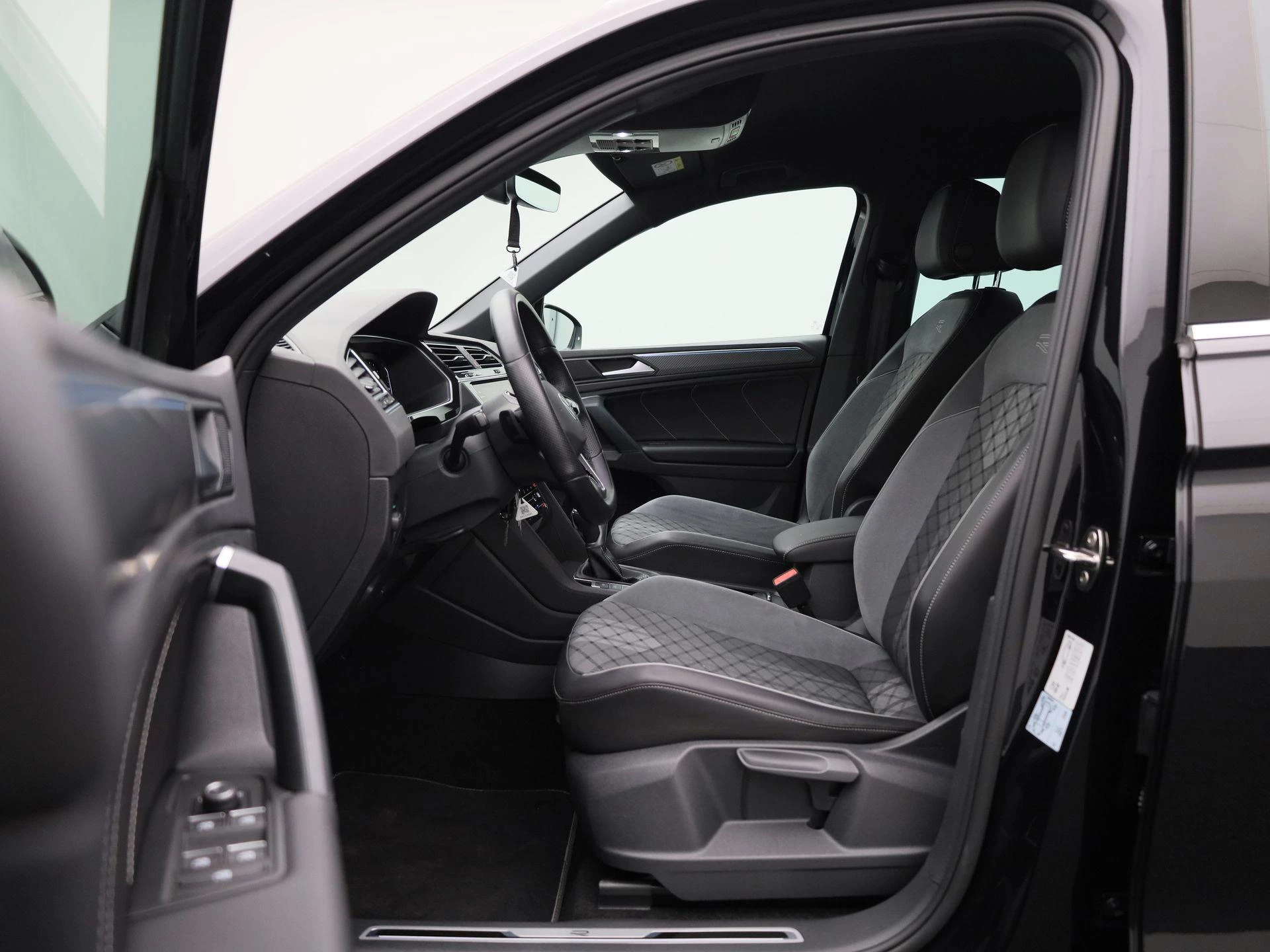 Volkswagen-Tiguan-image-10
