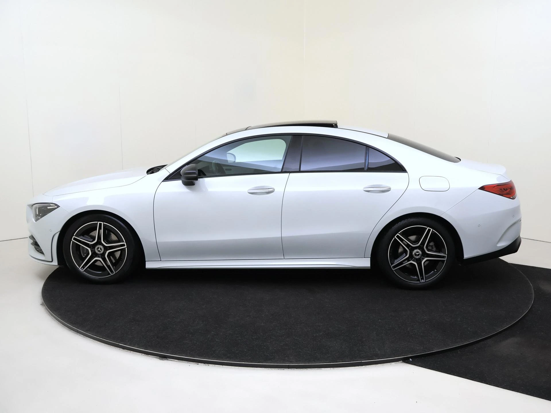 Mercedes-Benz-CLA-image-7