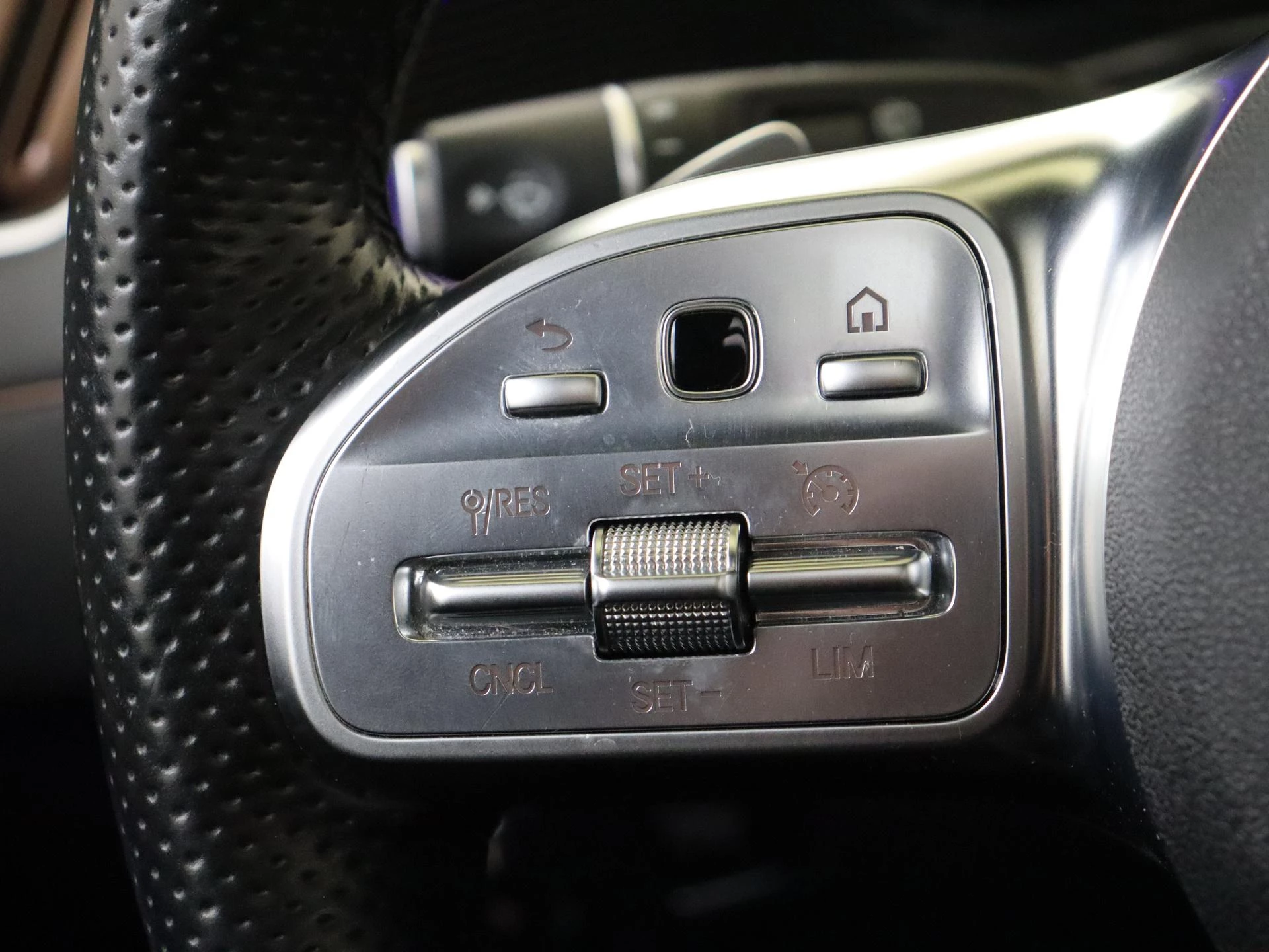 Mercedes-Benz-EQC-image-13