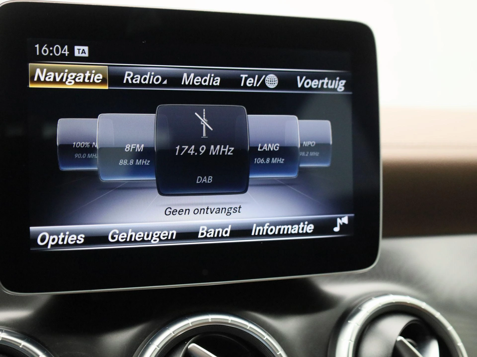 Mercedes-Benz-CLA-image-13