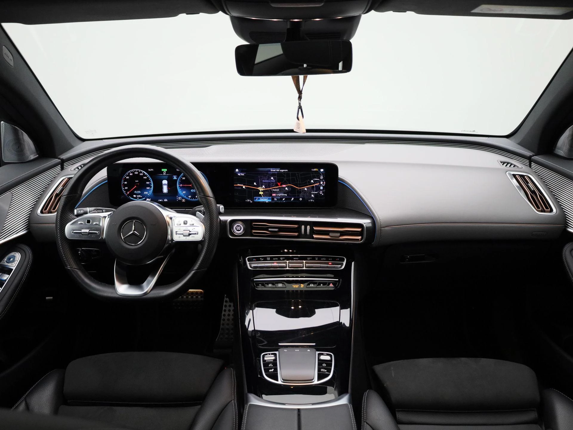 Mercedes-Benz-EQC-image-40
