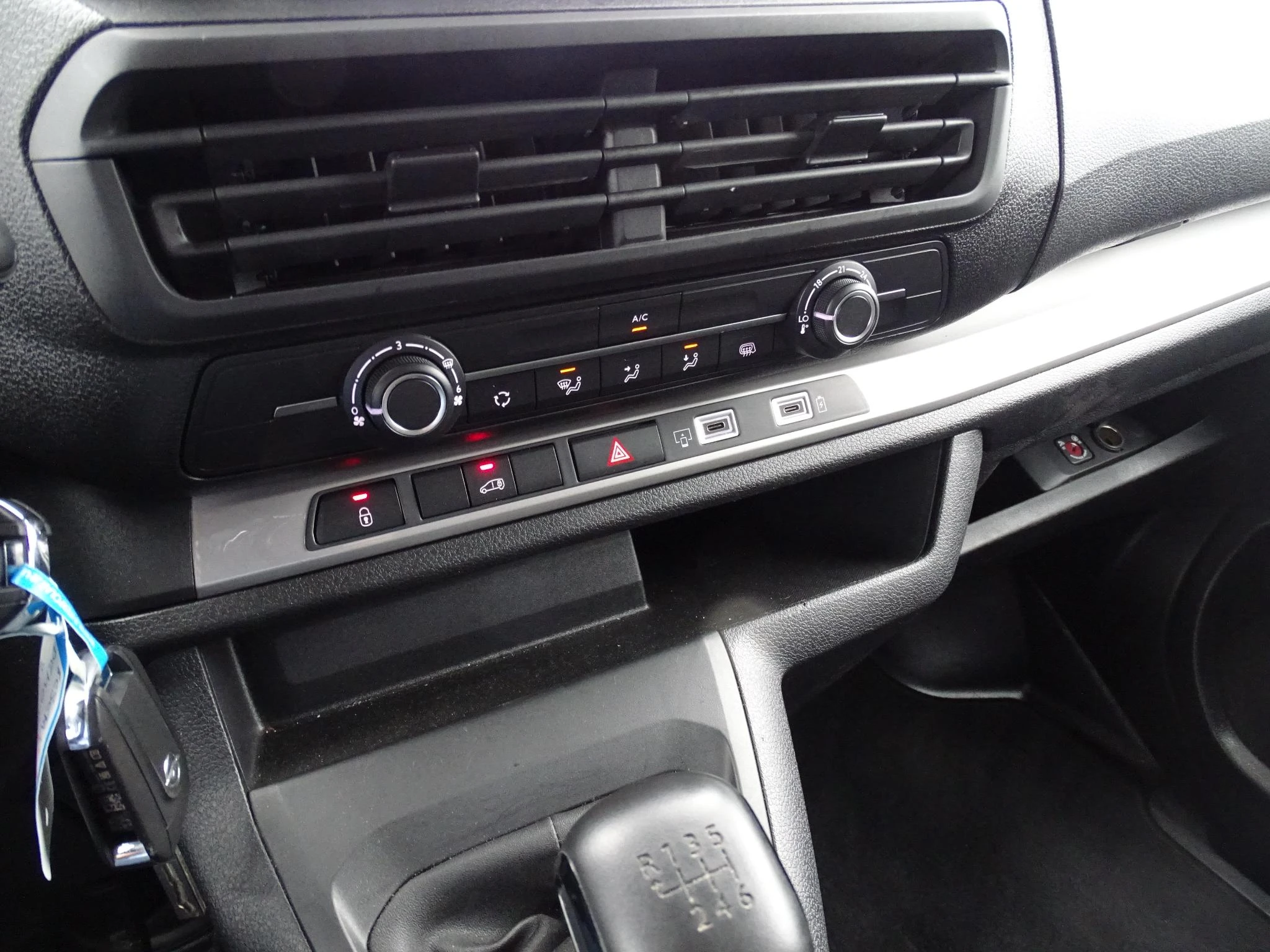 Opel-Vivaro-image-17