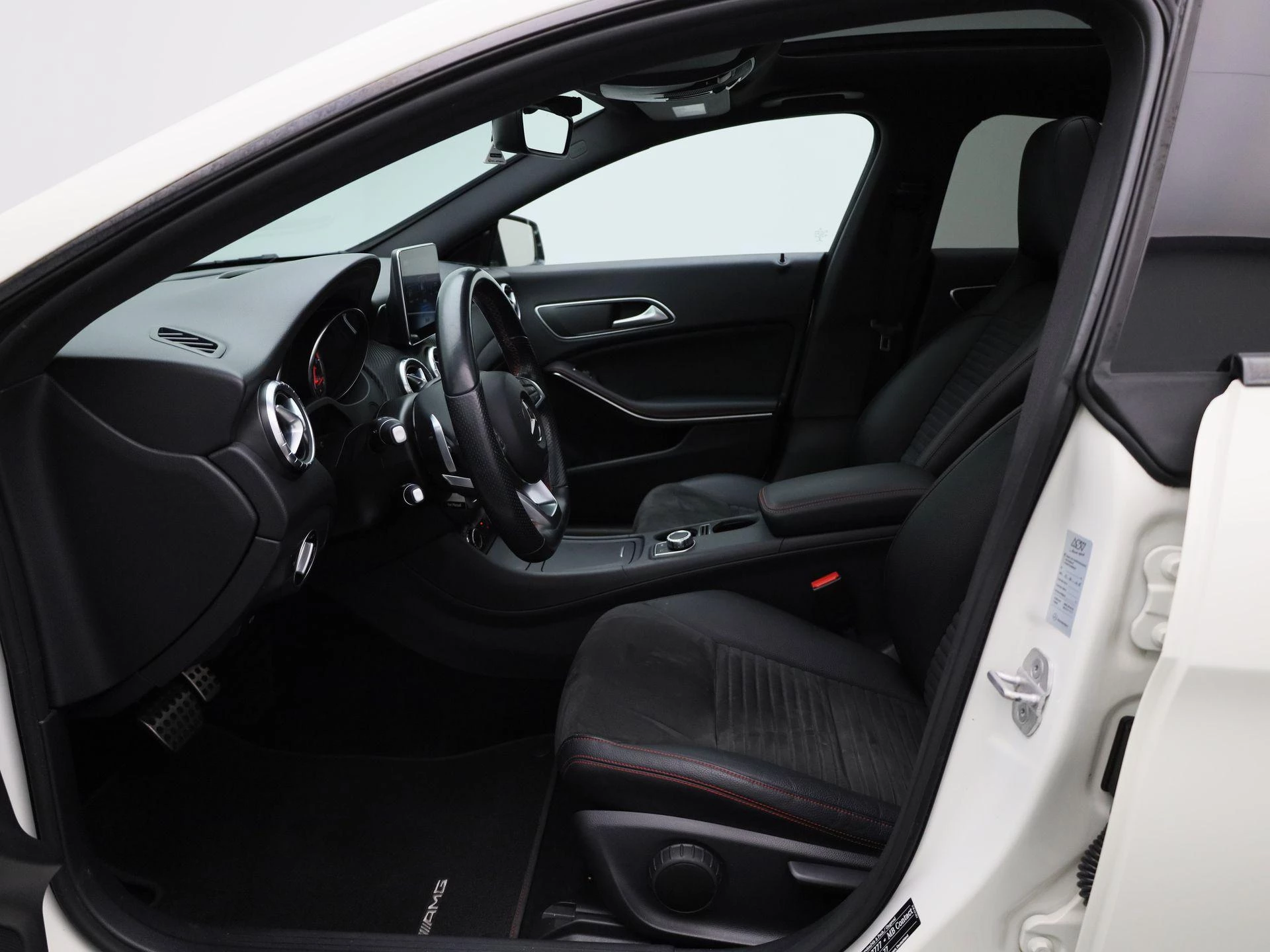 Mercedes-Benz-CLA-image-8