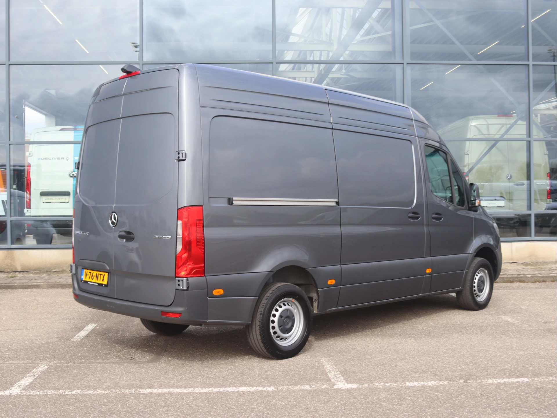 Mercedes-Benz-Sprinter-image-1