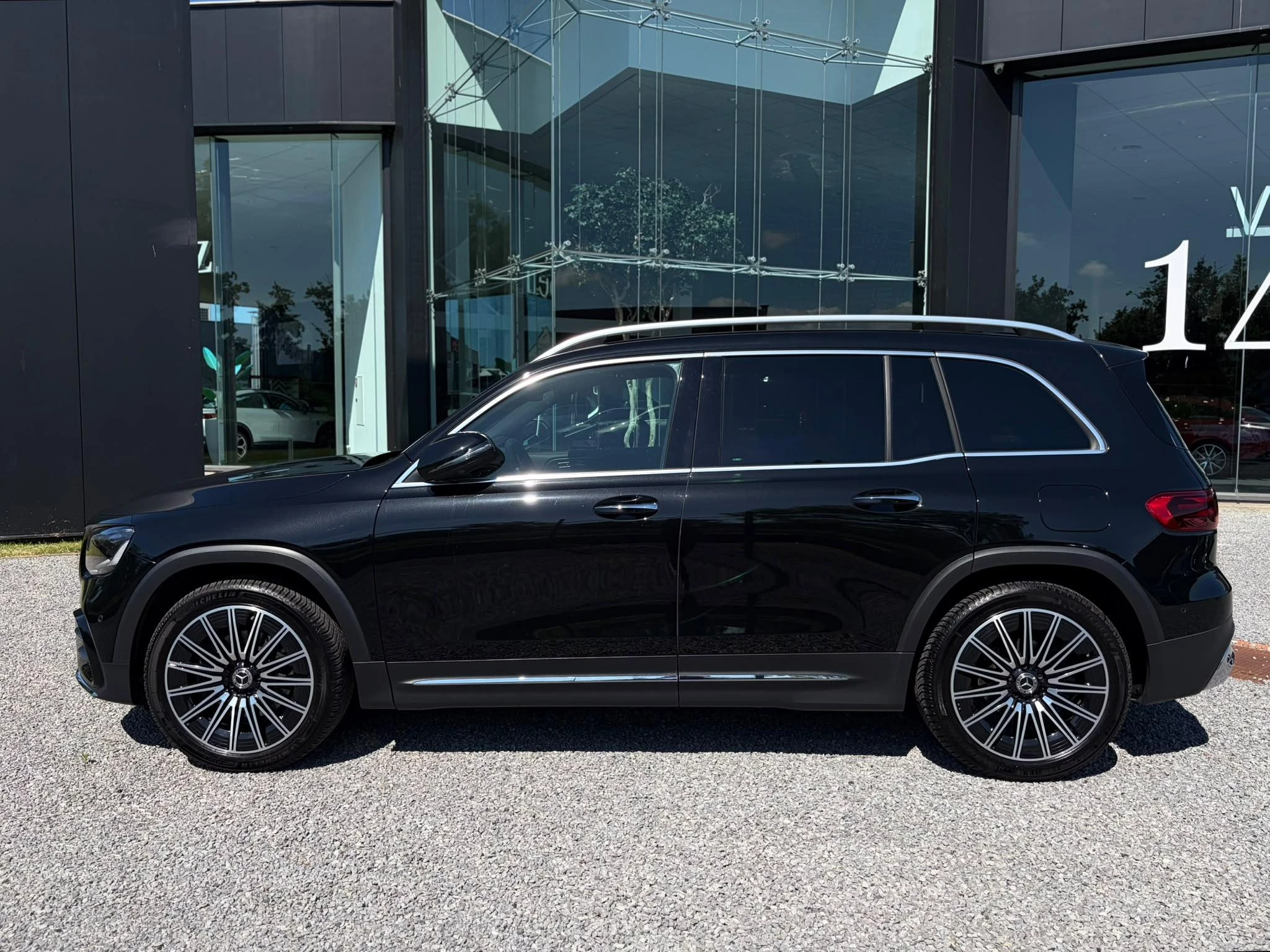 Mercedes-Benz GLB 180 AMG Line + PANO DAK + TREKHAAK + CARPLAY + SURROUND VIEW +
