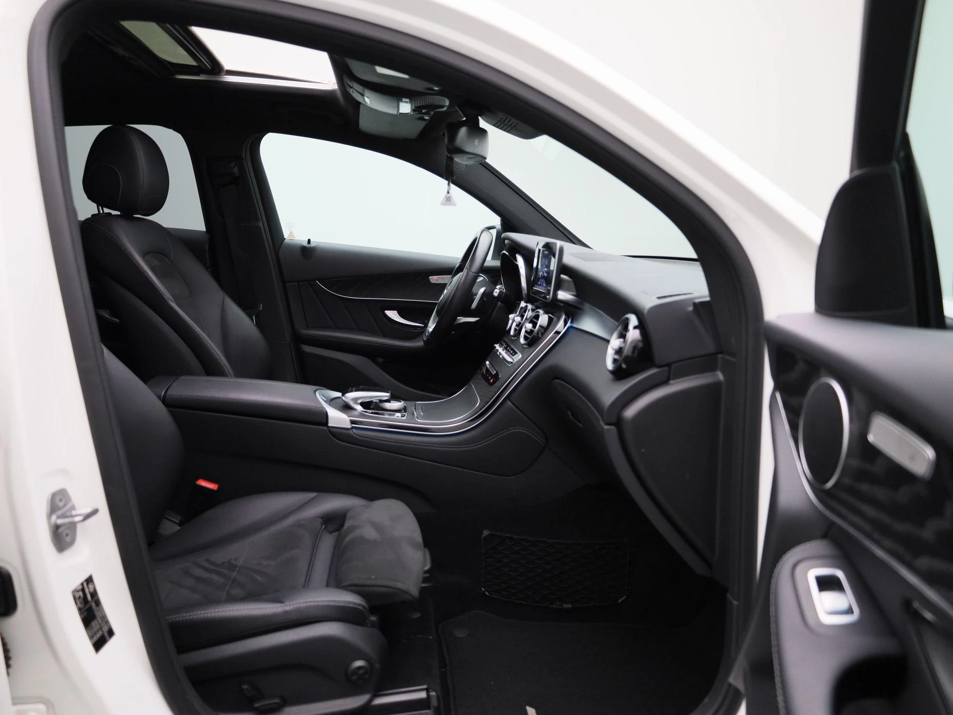Mercedes-Benz-GLC-image-44