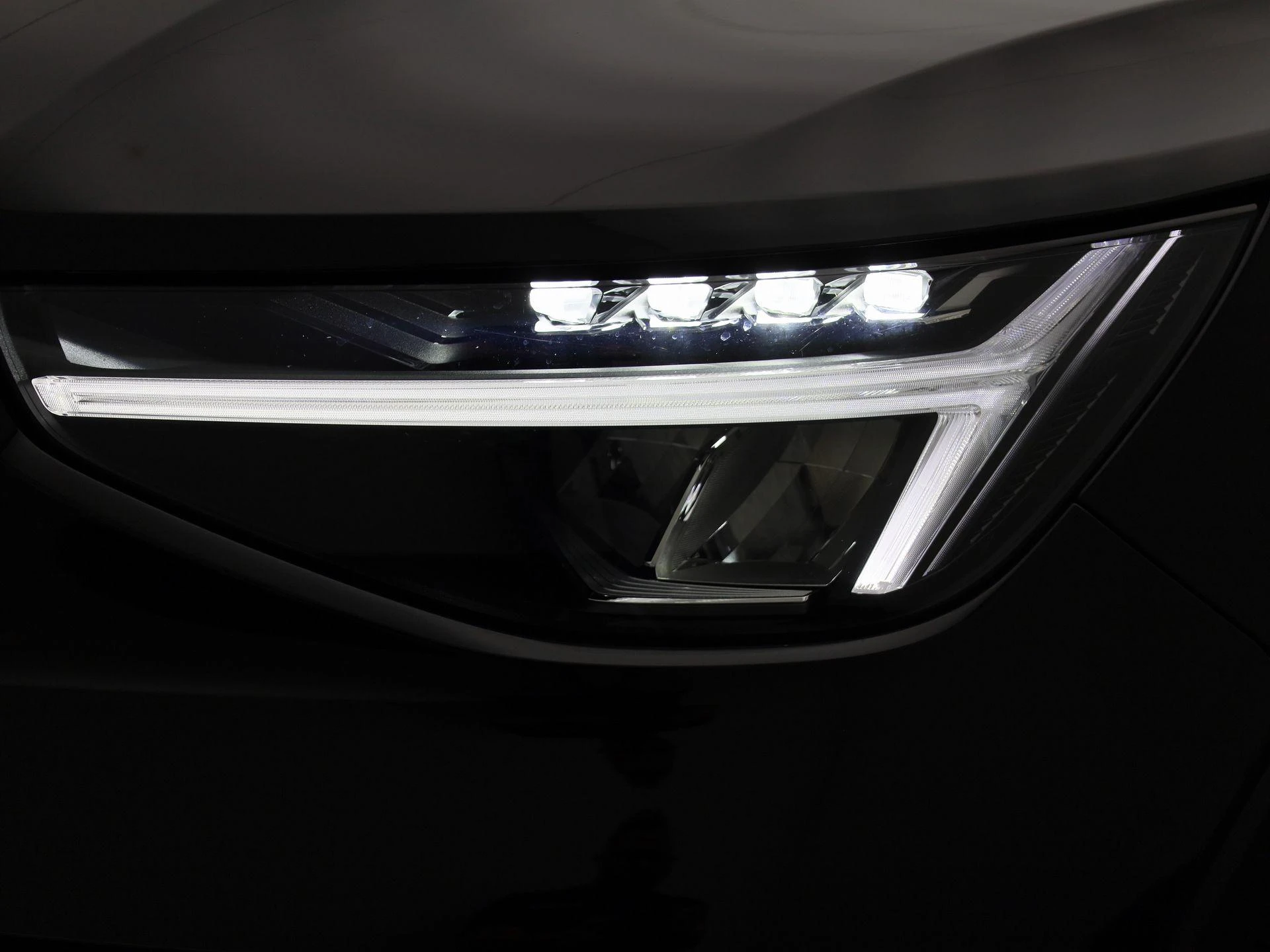 Volvo-EX40-image-14
