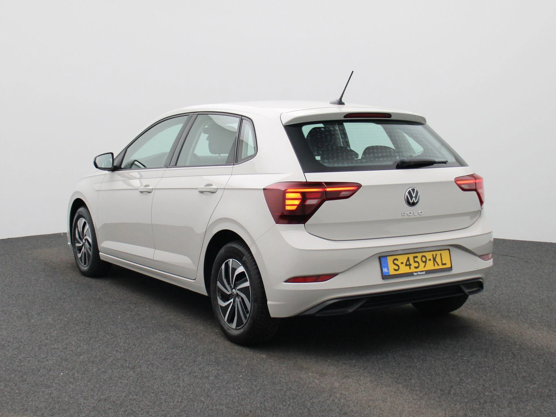 Volkswagen-Polo-image-2