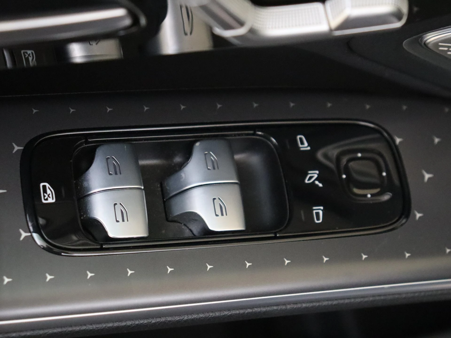 Mercedes-Benz-EQS-image-26