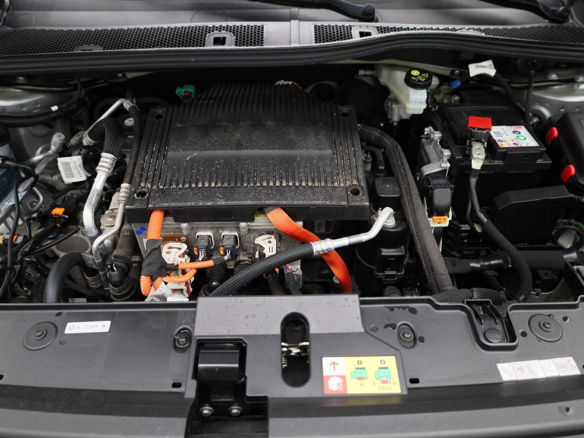 Peugeot-e-208-image-32