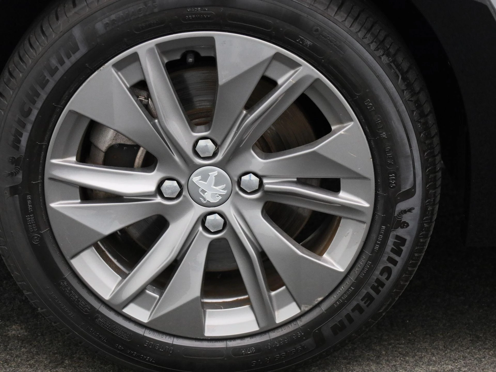 Peugeot-e-208-image-15