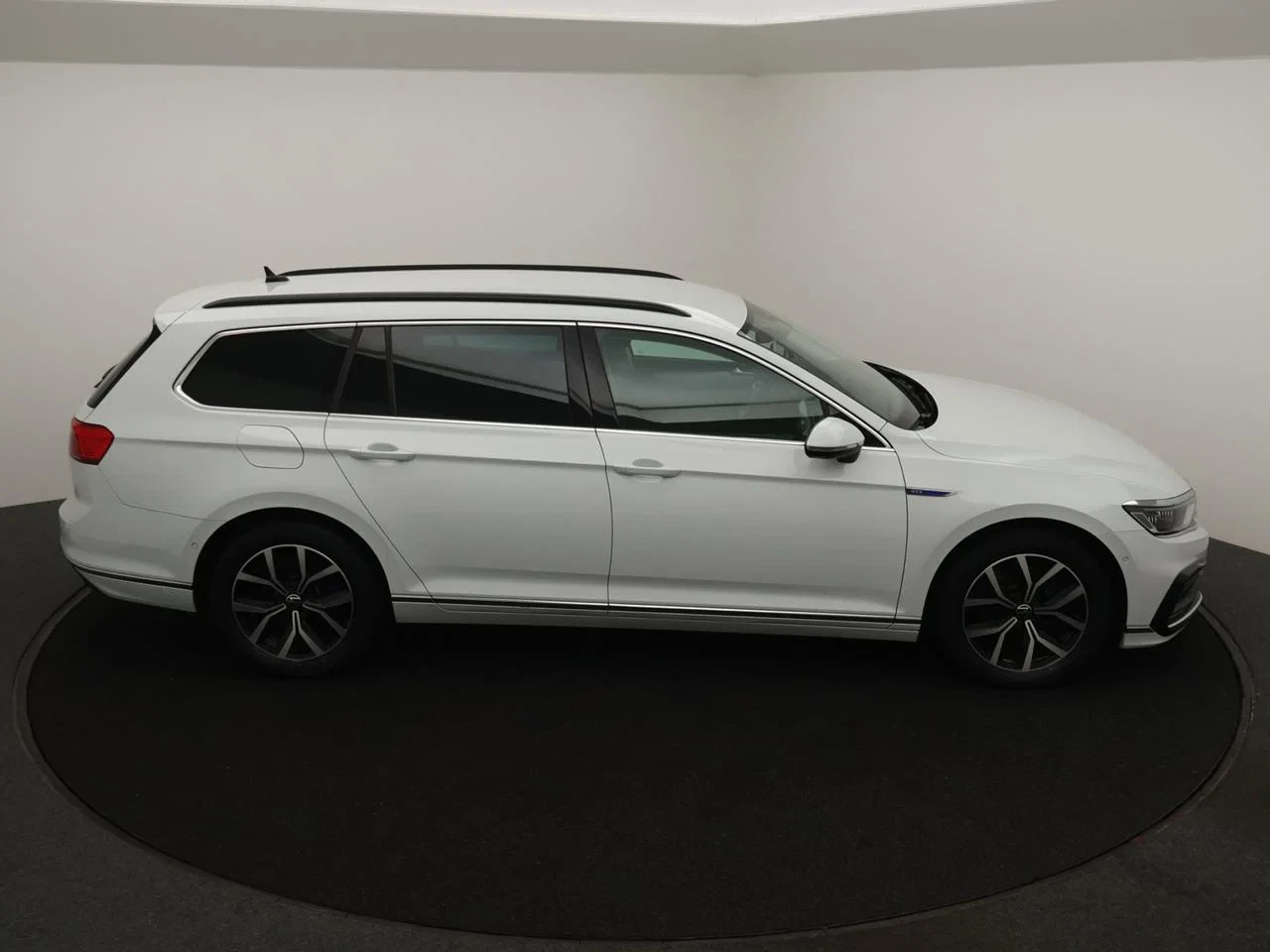 Volkswagen-Passat-image-6