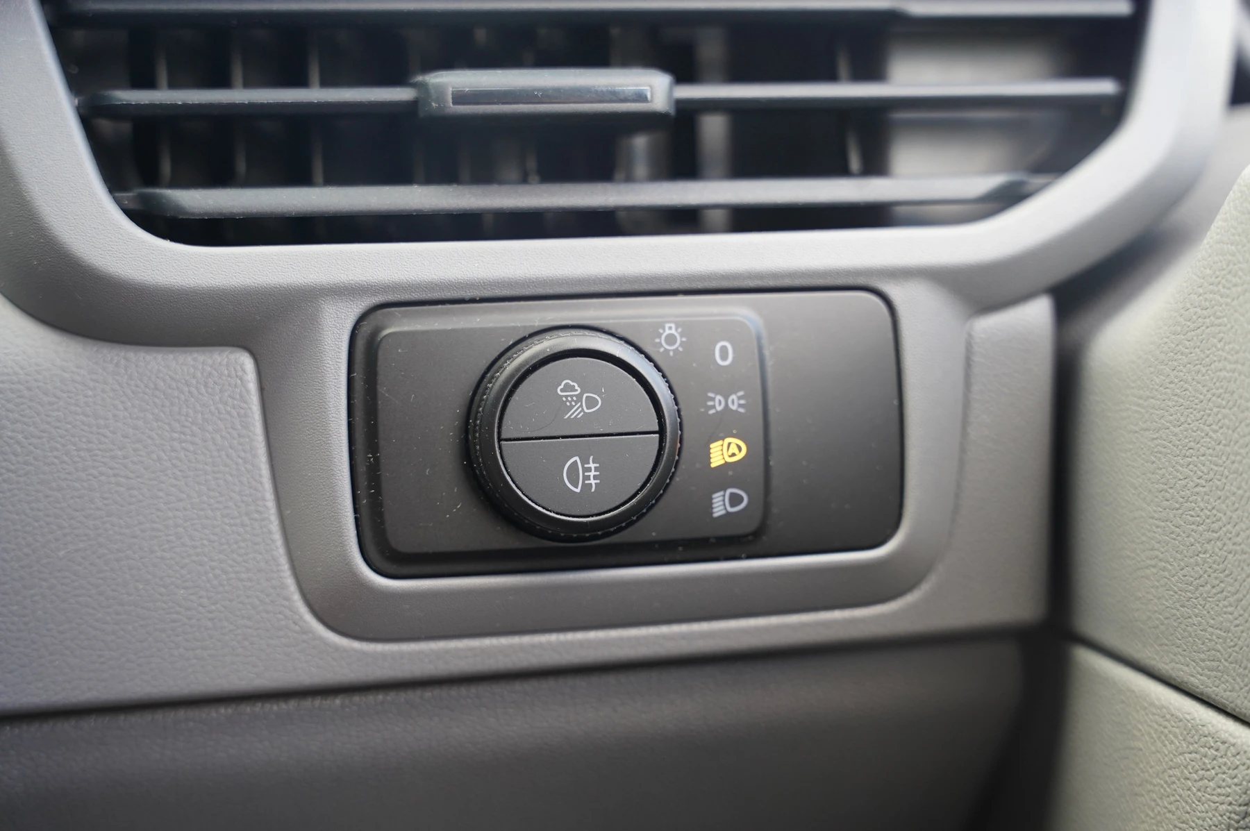 Volkswagen-Transporter-image-18