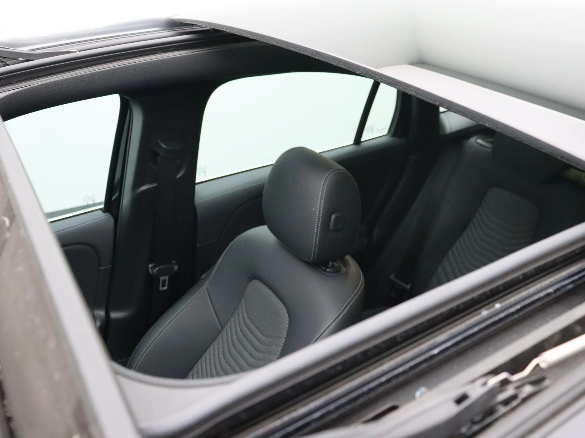 Mercedes-Benz-EQA-image-15