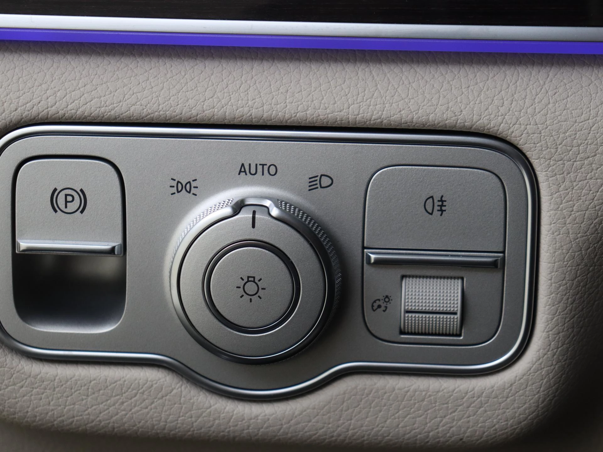 Mercedes-Benz-GLE-image-25