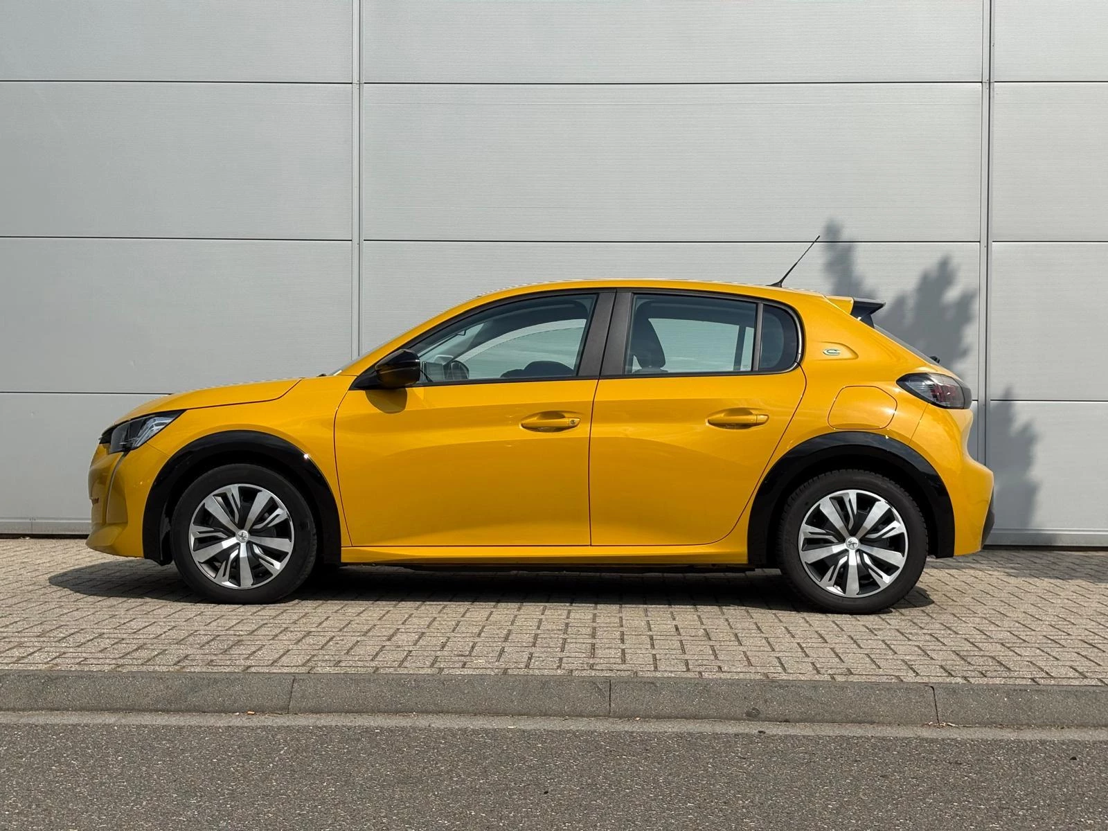 Peugeot-e-208-image-2