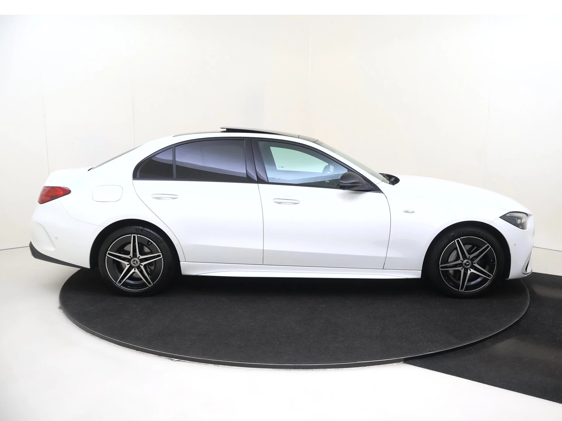 Mercedes-Benz-C-Klasse-image-8