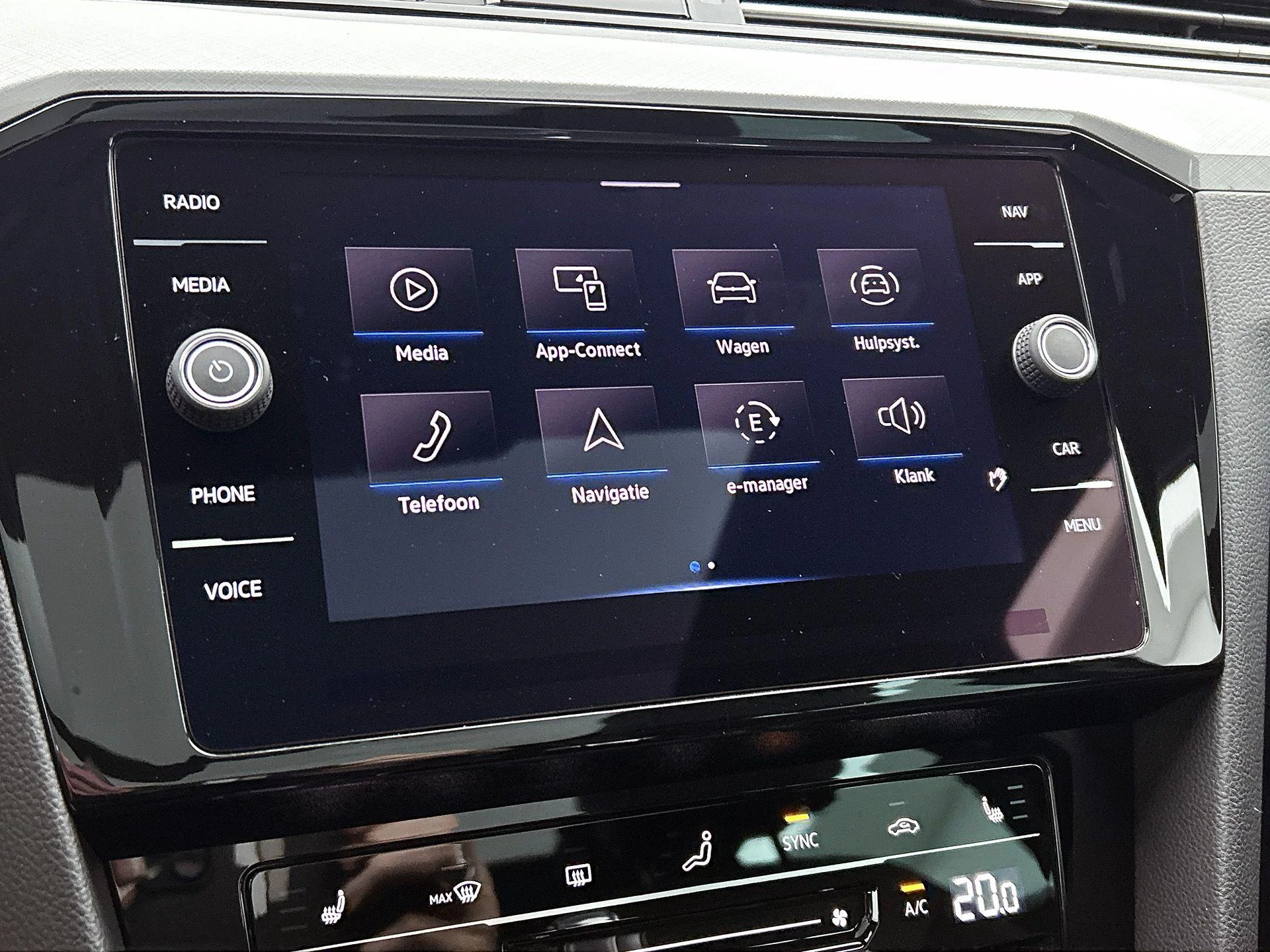 Volkswagen-Passat-image-44