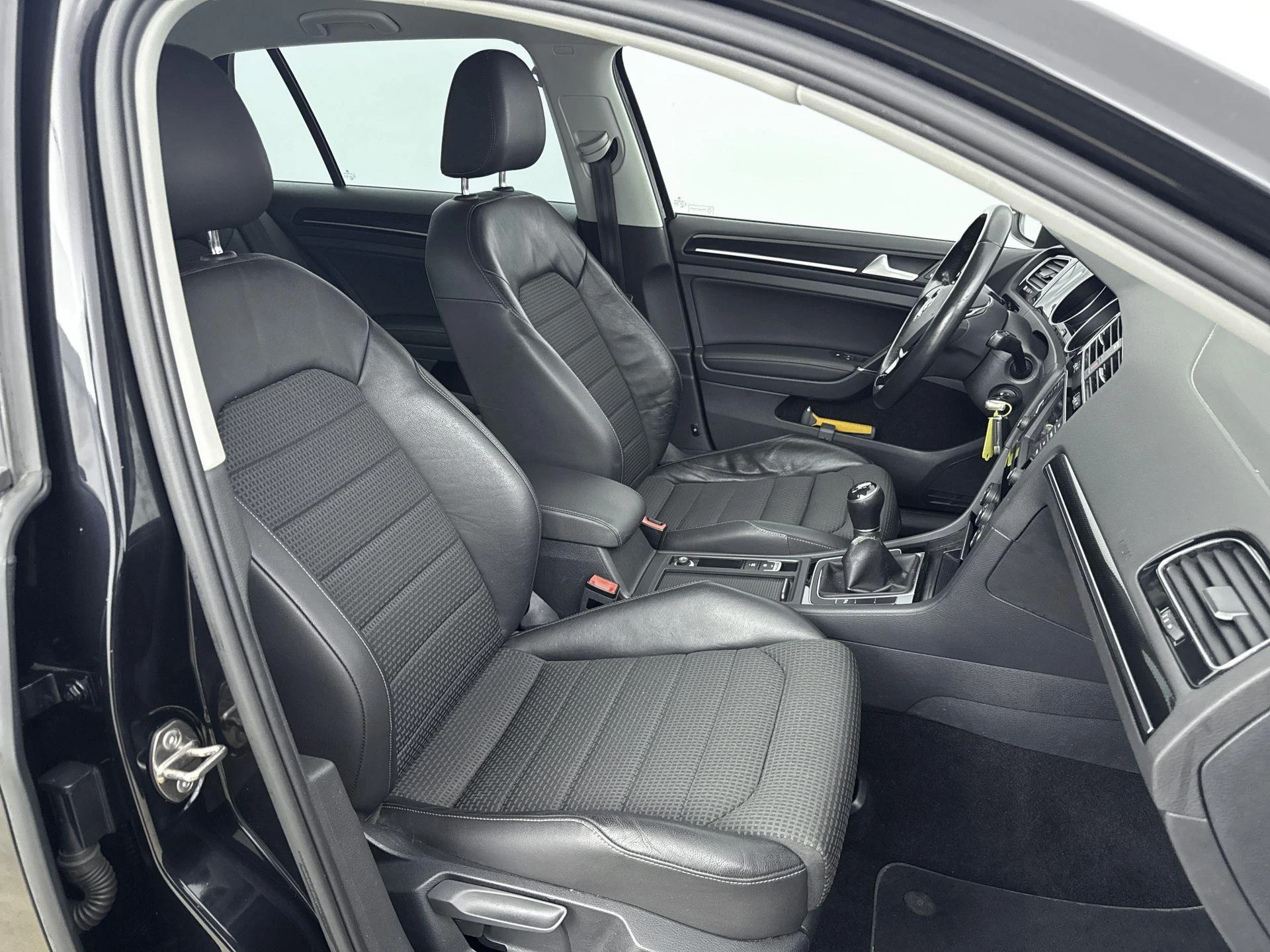 Volkswagen-Golf-image-23