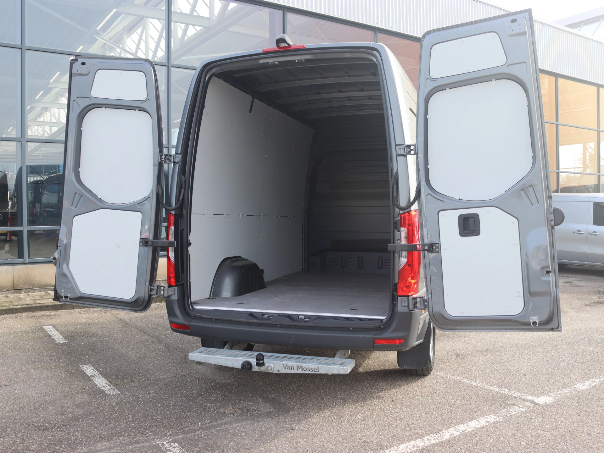 Mercedes-Benz-Sprinter-image-2