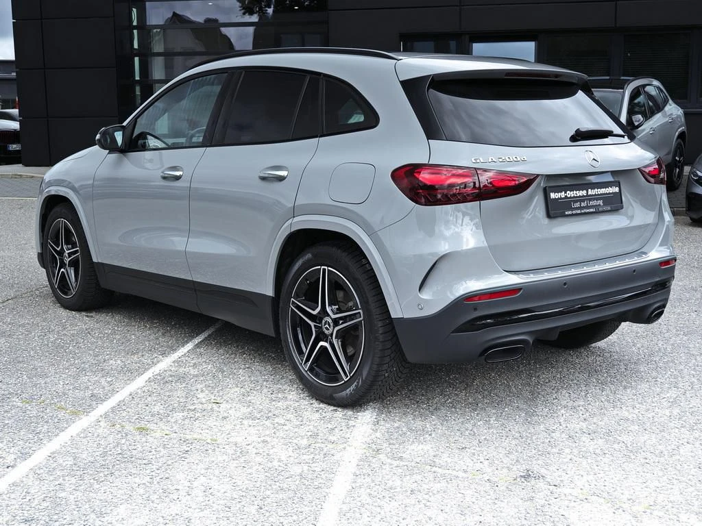 Mercedes-Benz-GLA 200 d-image-4