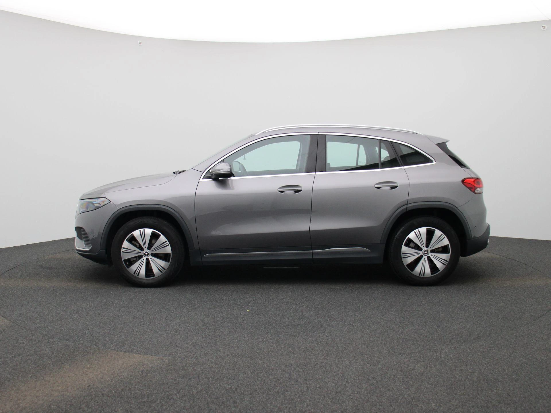 Mercedes-Benz-EQA-image-3