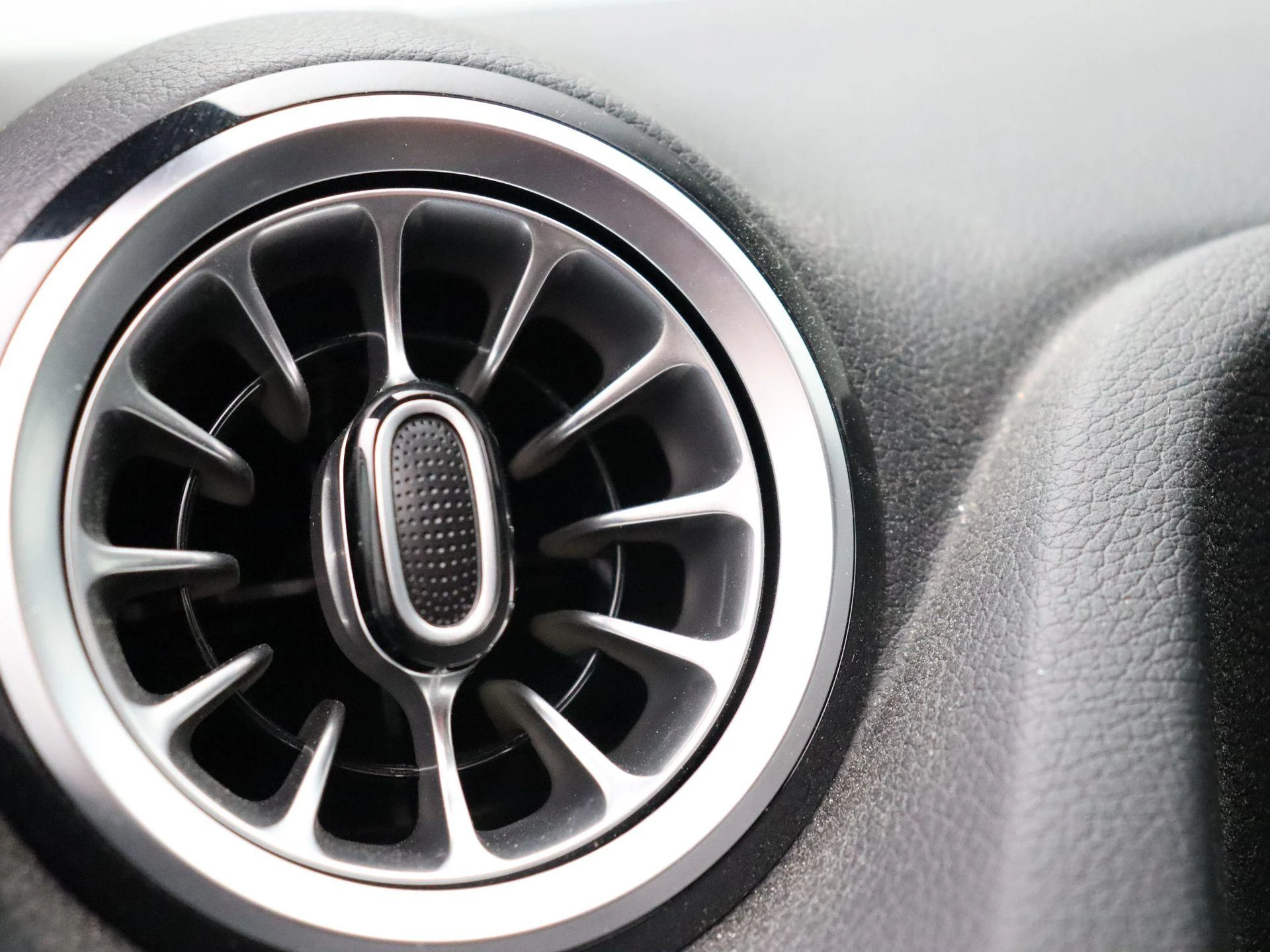 Mercedes-Benz-EQA-image-12