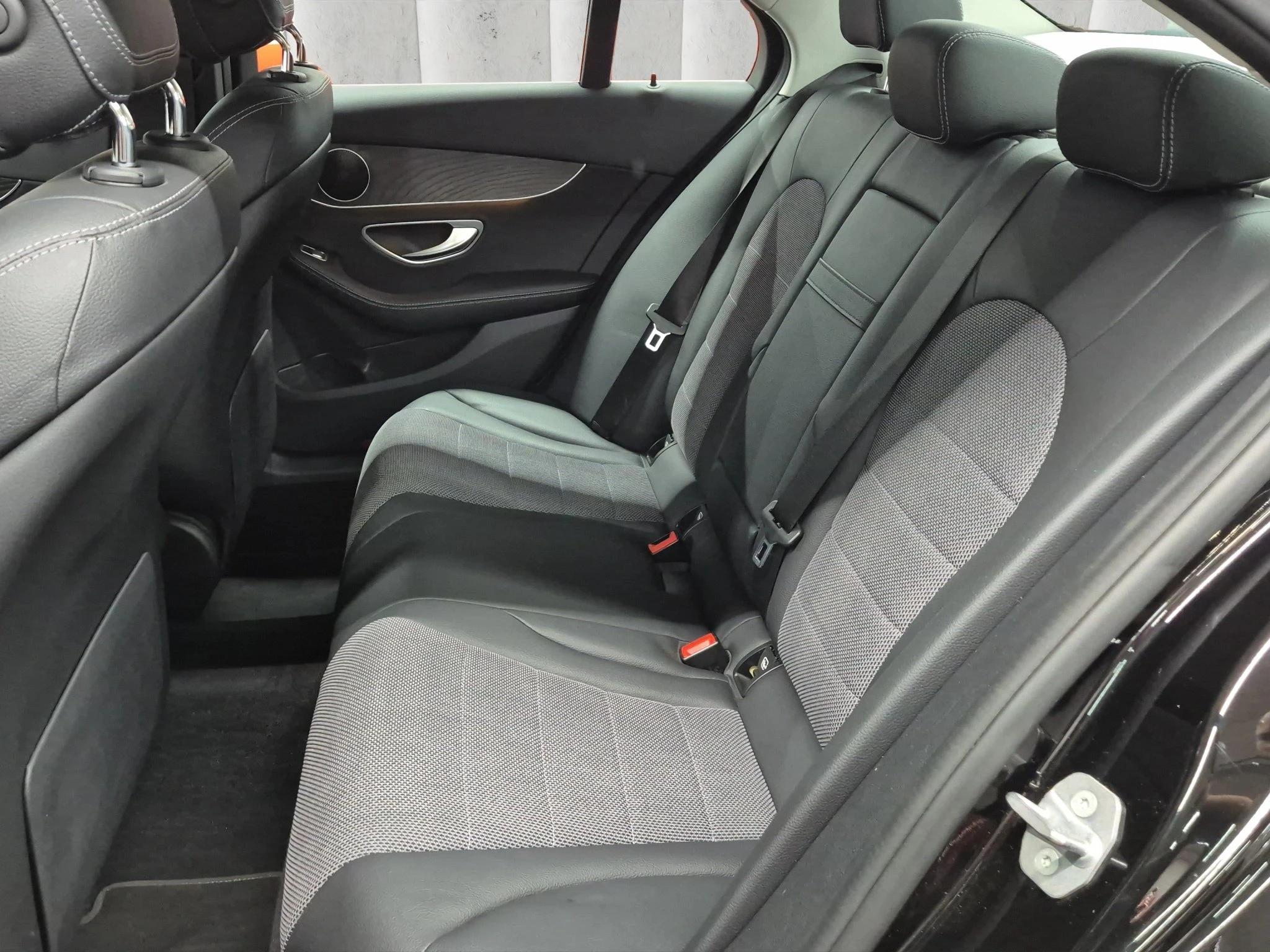 Mercedes-Benz-C-Klasse-image-10