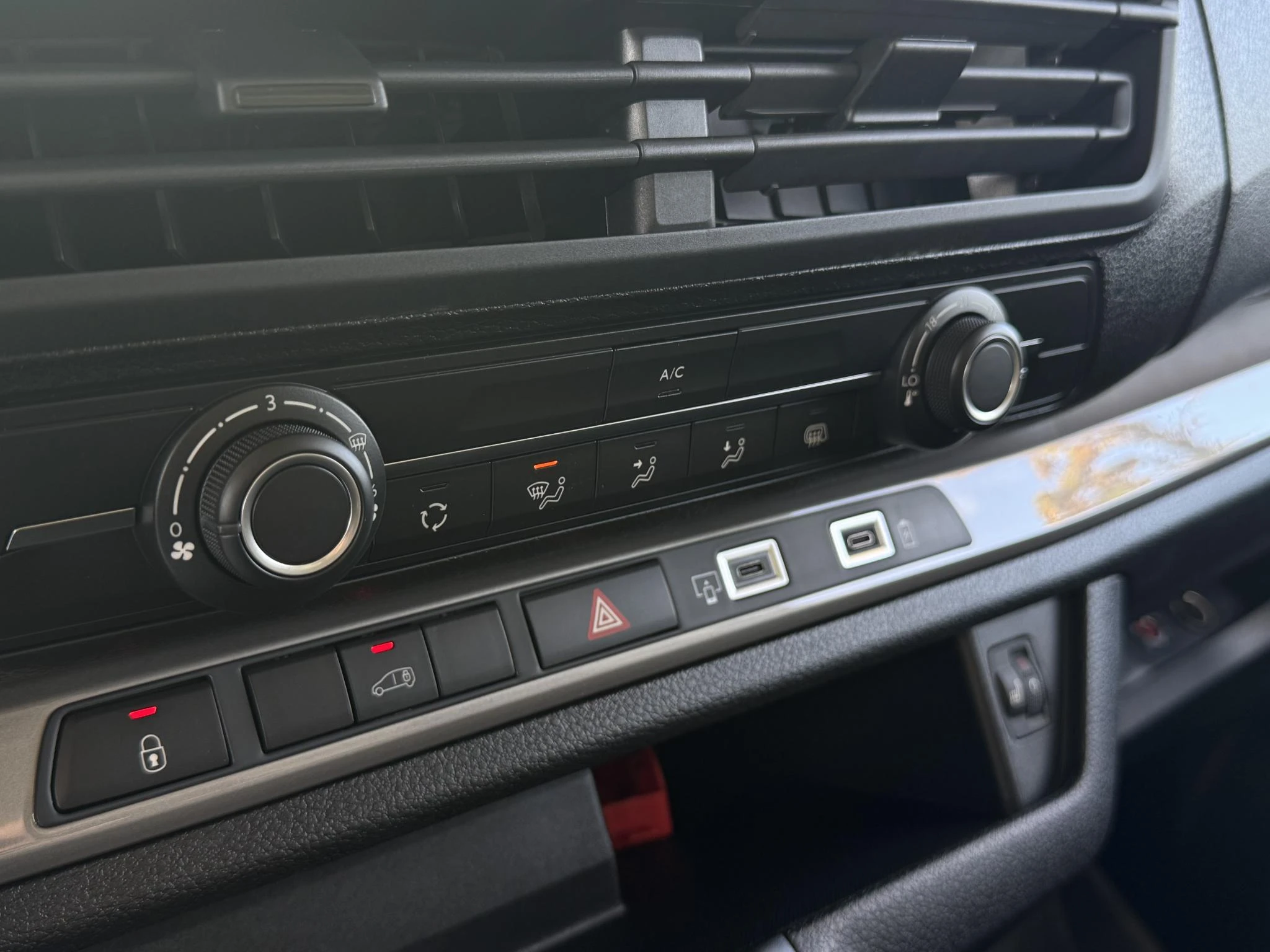 Peugeot-e-Expert-image-15