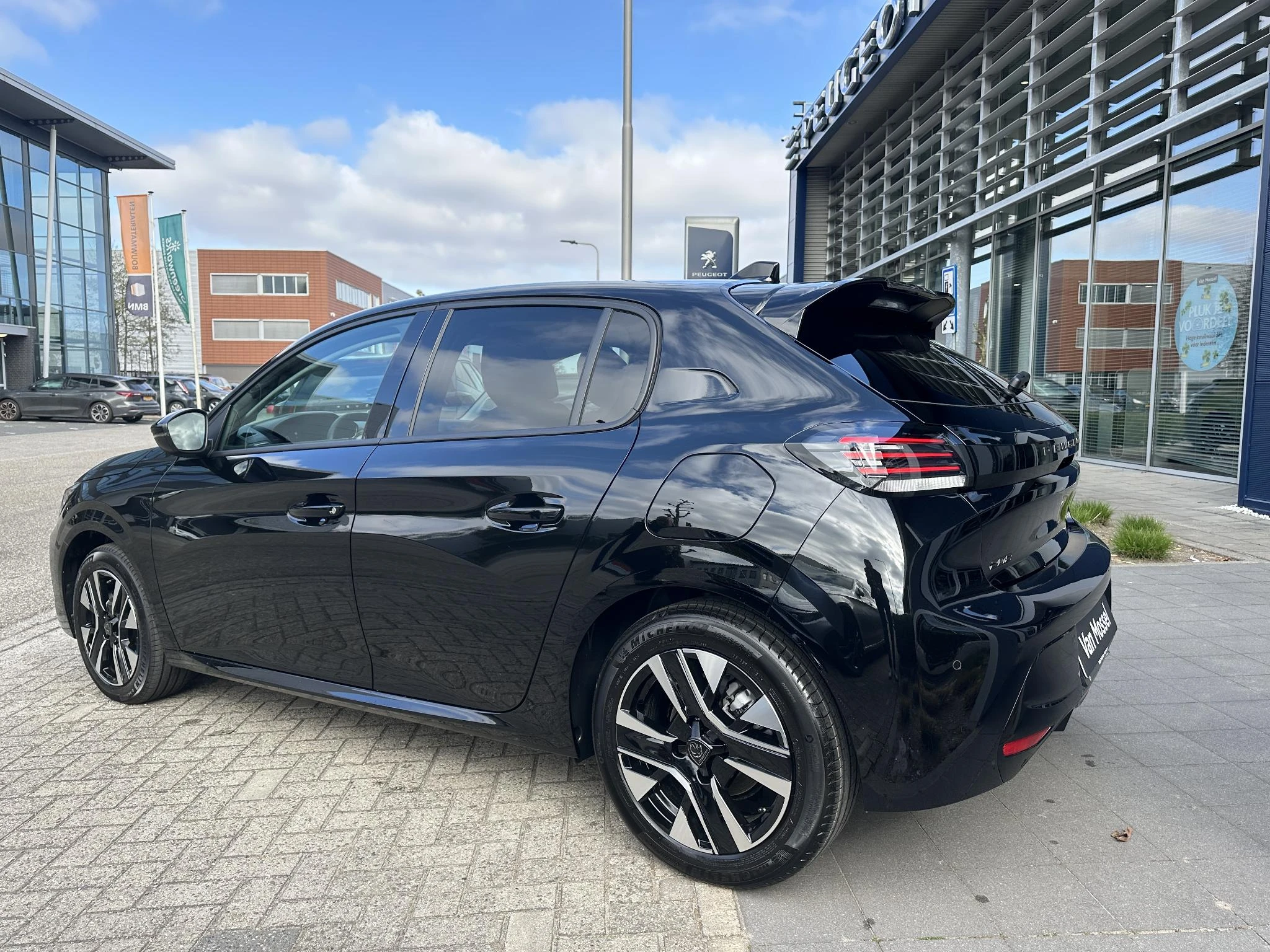 Peugeot-e-208-image-4