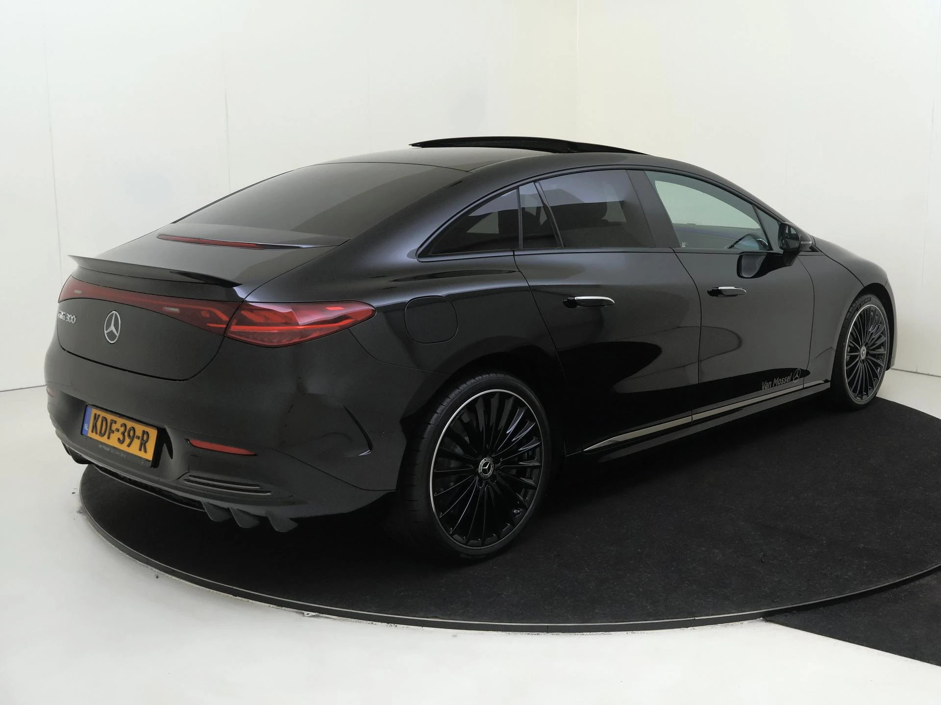 Mercedes-Benz-EQE-image-3
