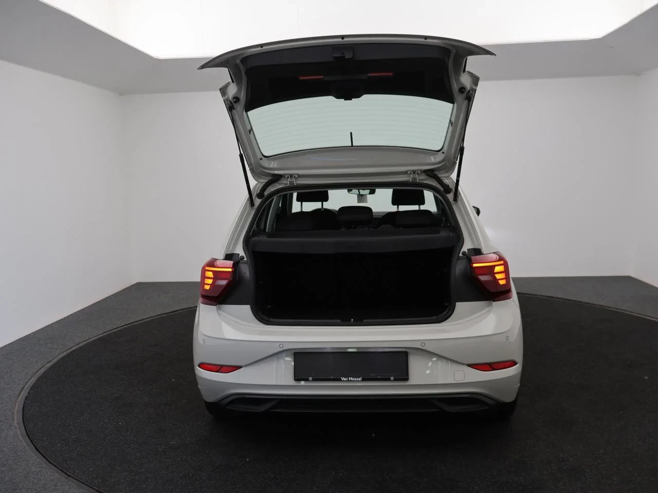 Volkswagen-Polo-image-12
