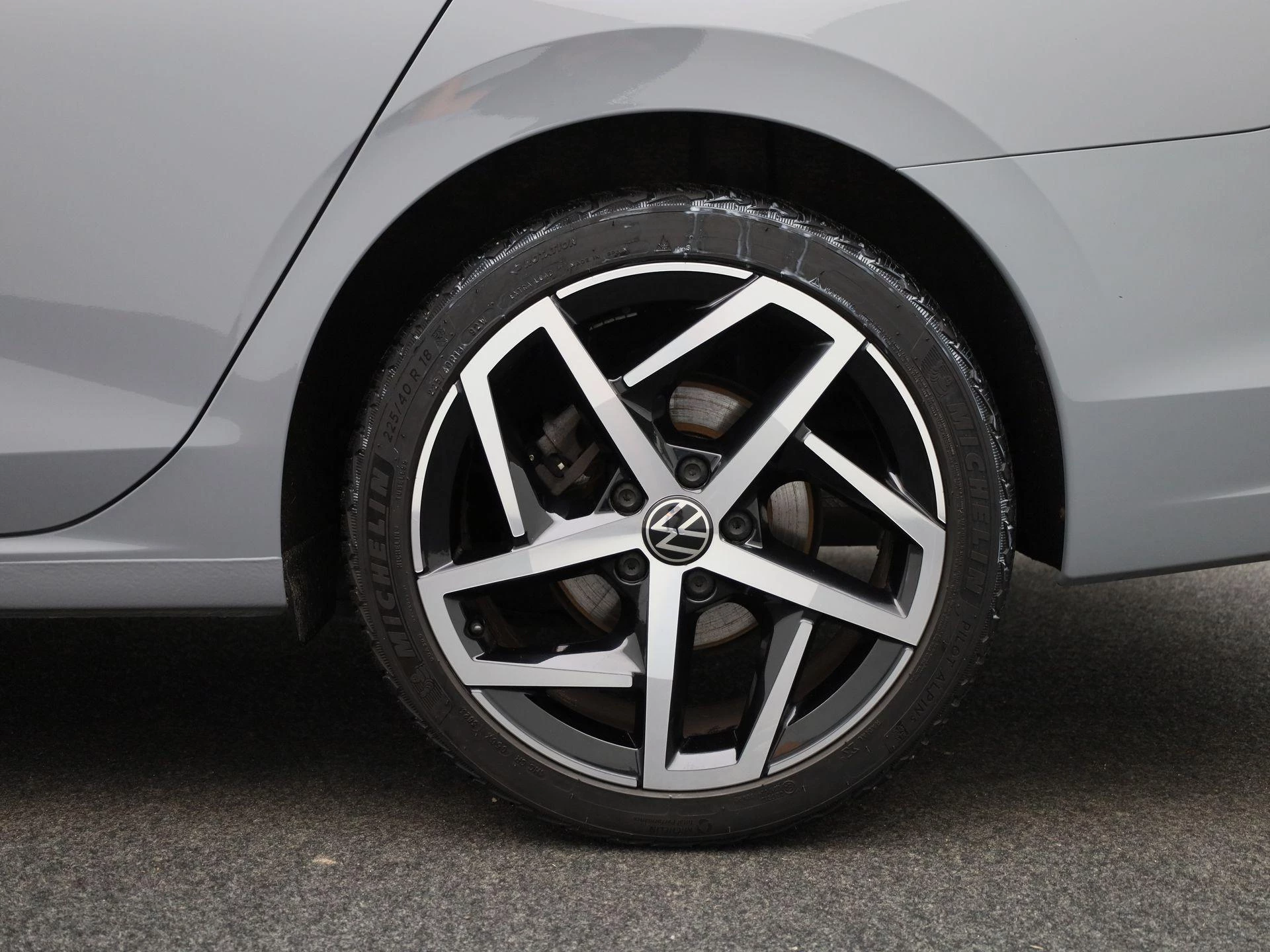 Volkswagen-Golf-image-13