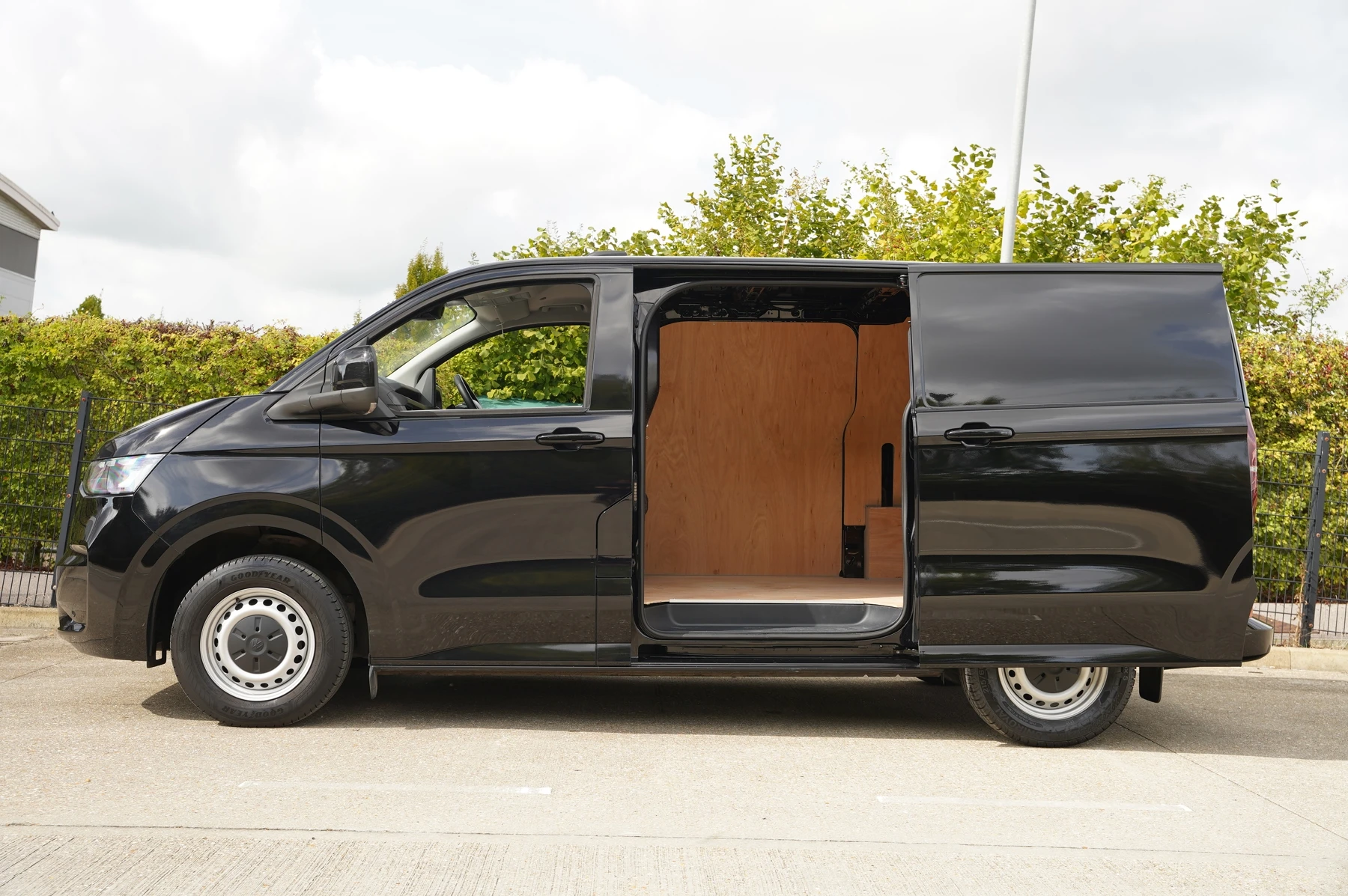 Volkswagen-Transporter-image-33