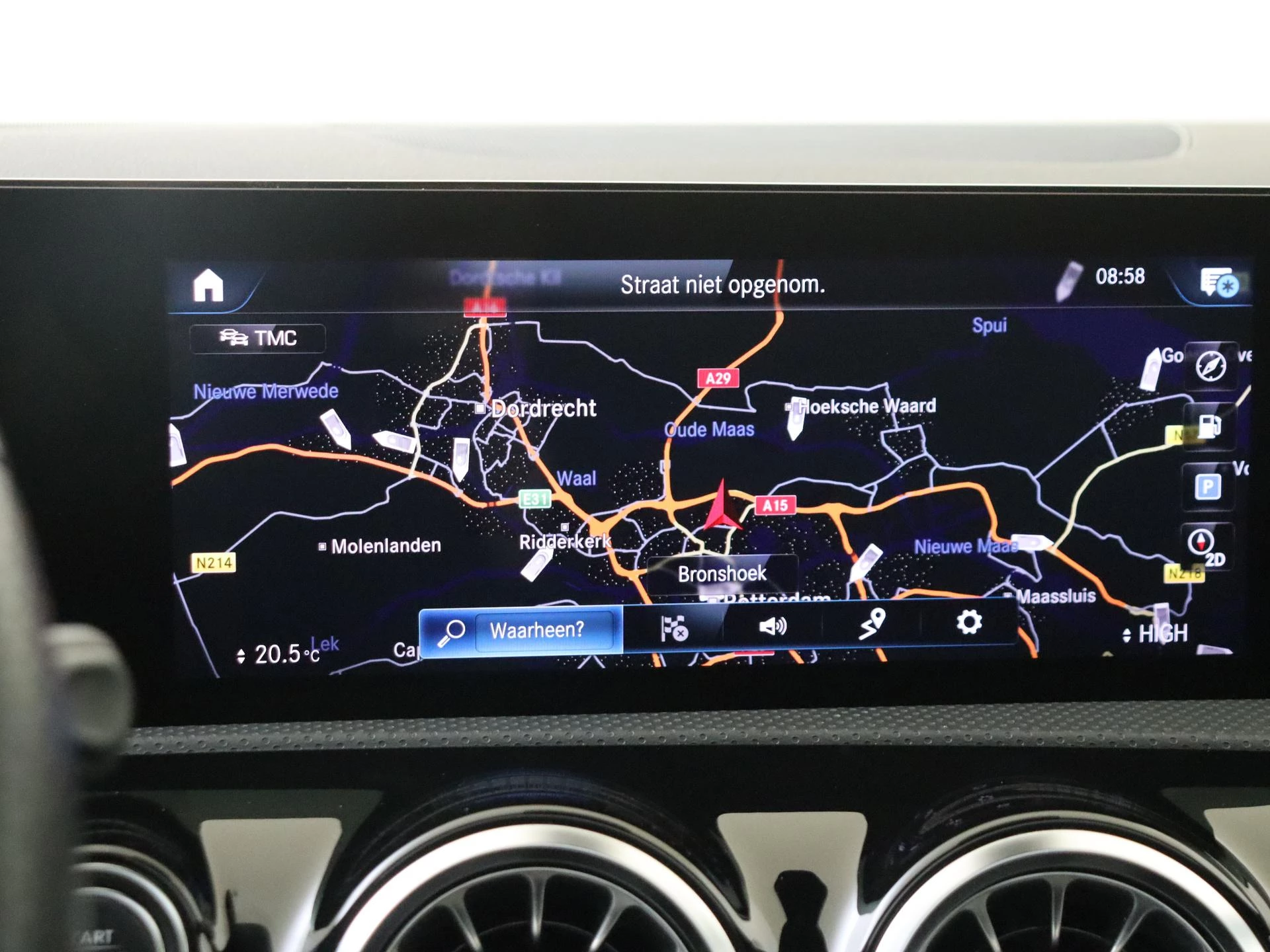 Mercedes-Benz-CLA-image-16